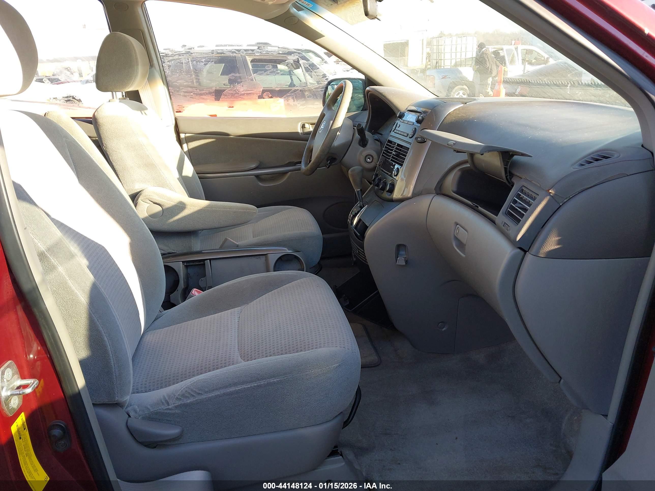 TOYOTA SIENNA image 5