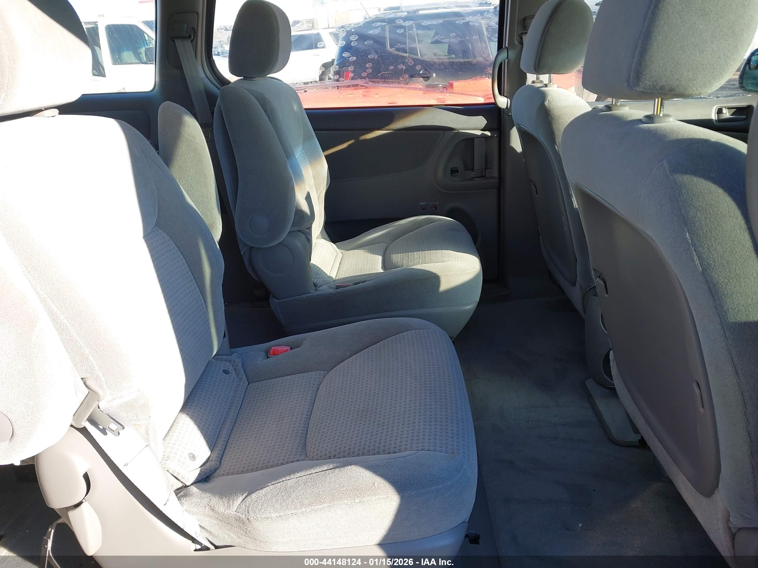 TOYOTA SIENNA image 8