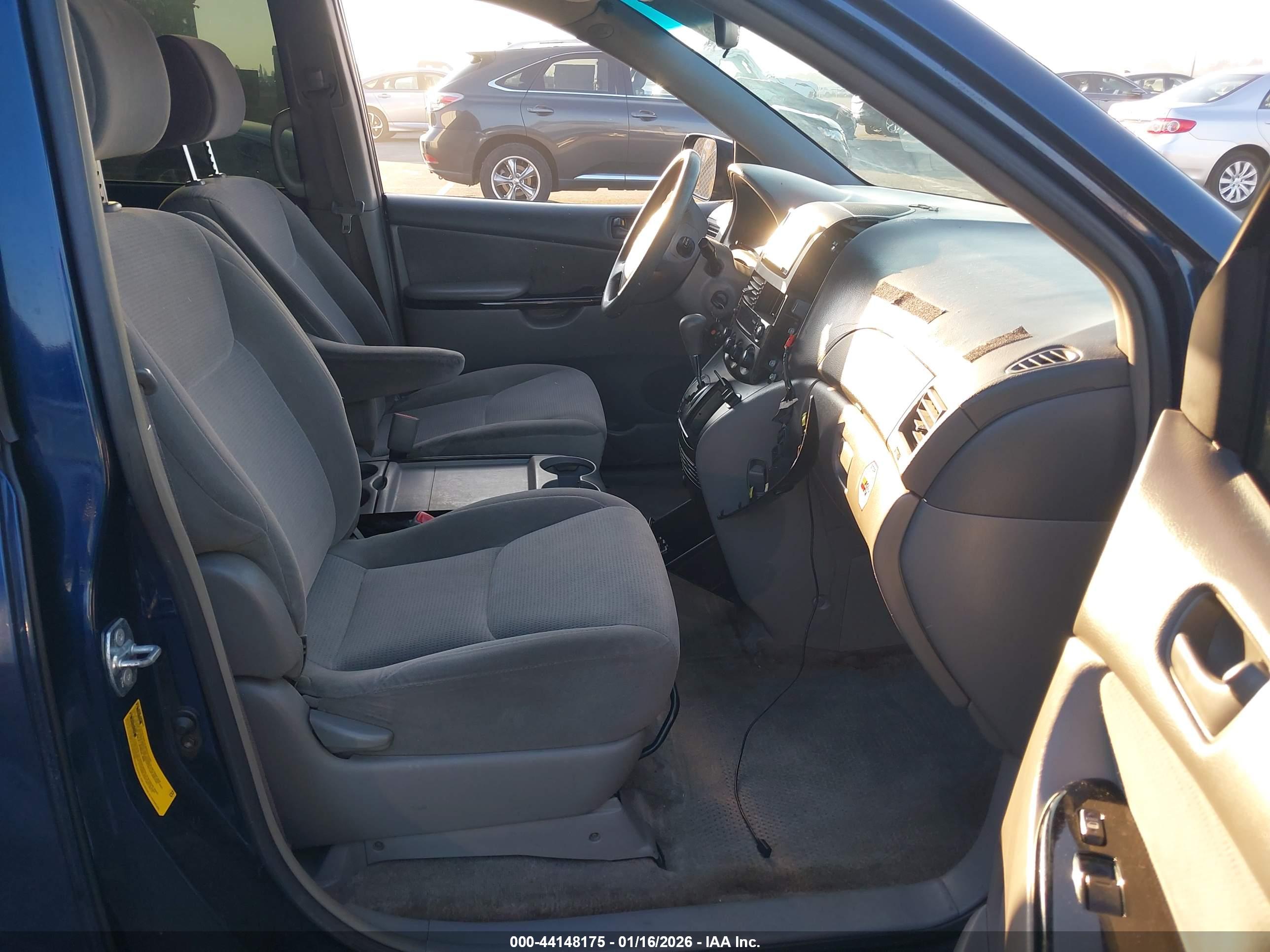 TOYOTA SIENNA image 5