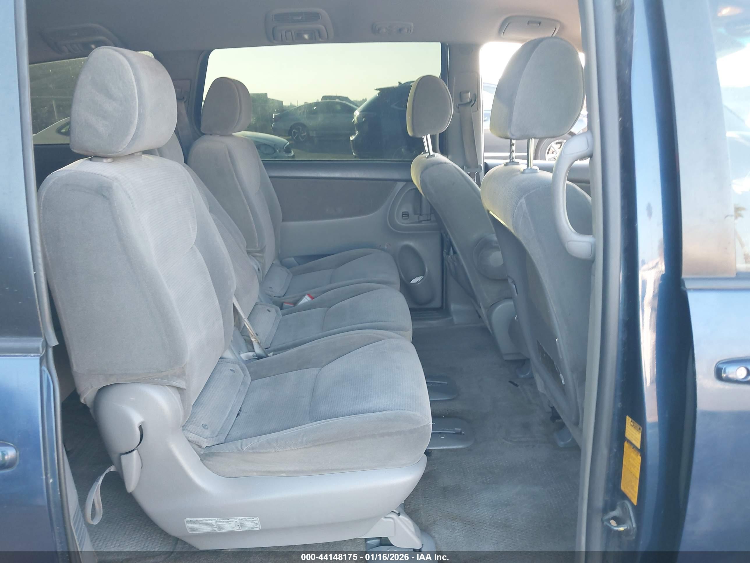 TOYOTA SIENNA image 8