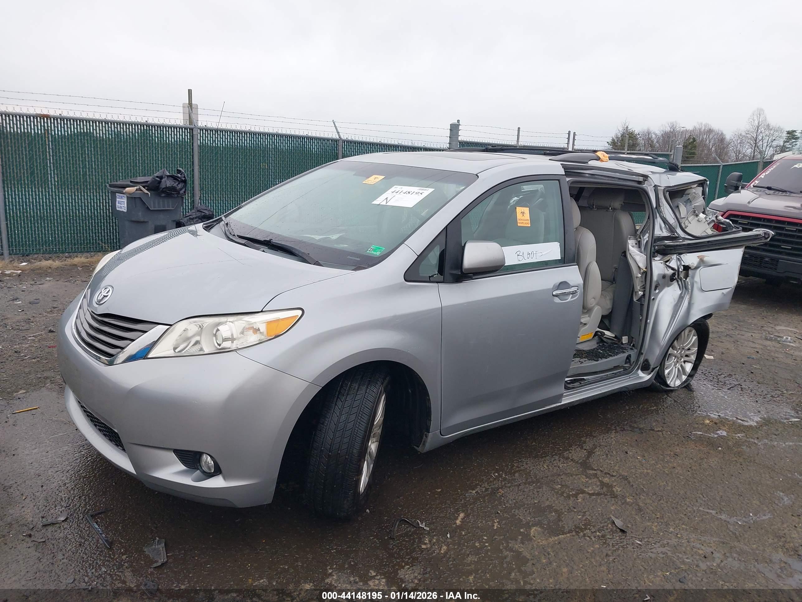 TOYOTA SIENNA image 2