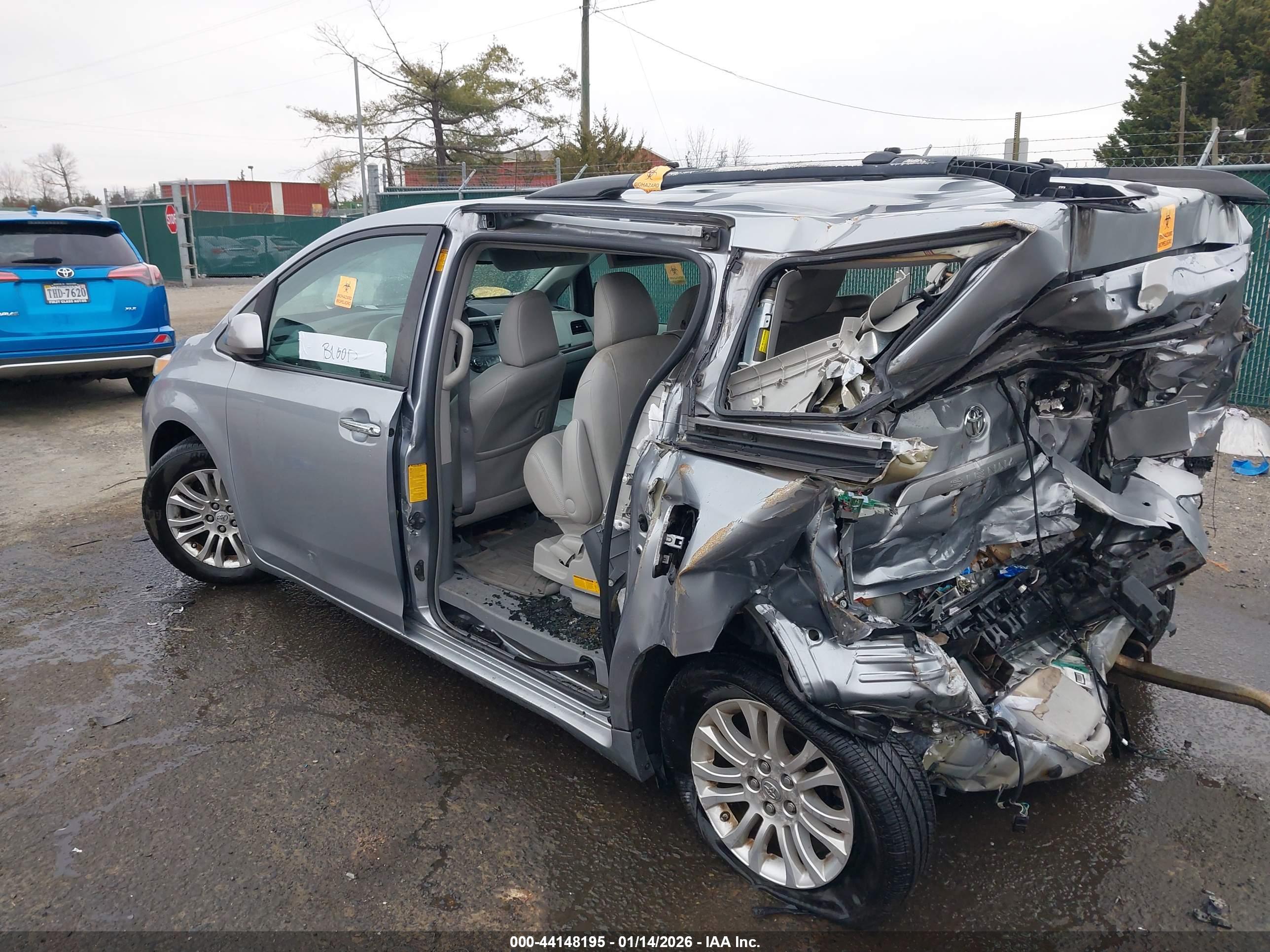 TOYOTA SIENNA image 3