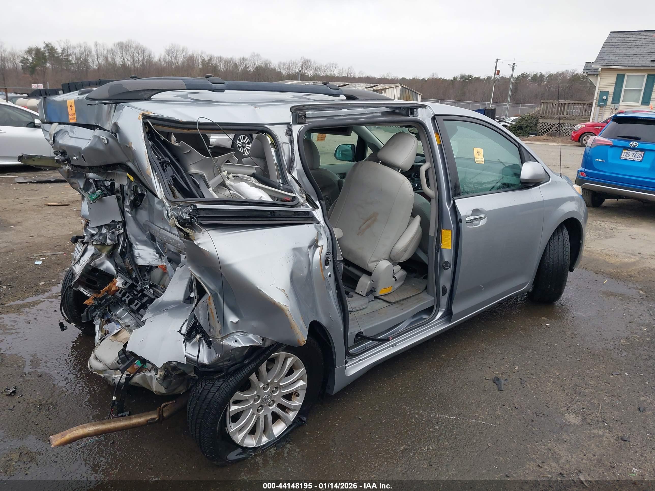 TOYOTA SIENNA image 4