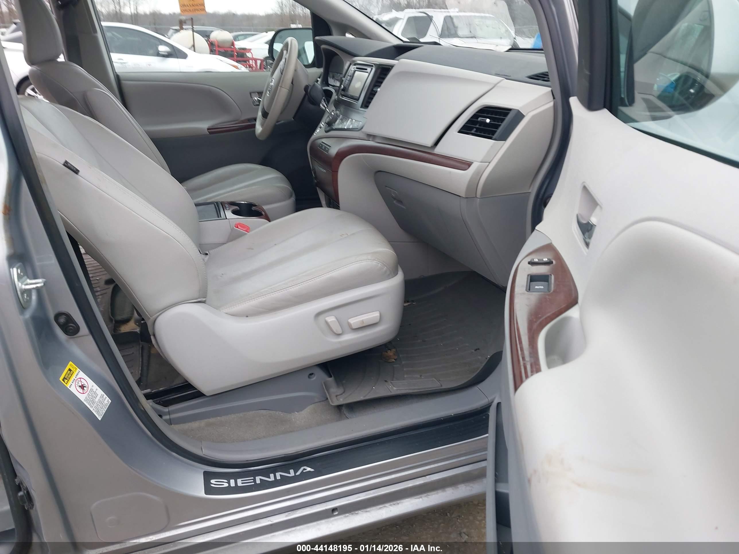 TOYOTA SIENNA image 5