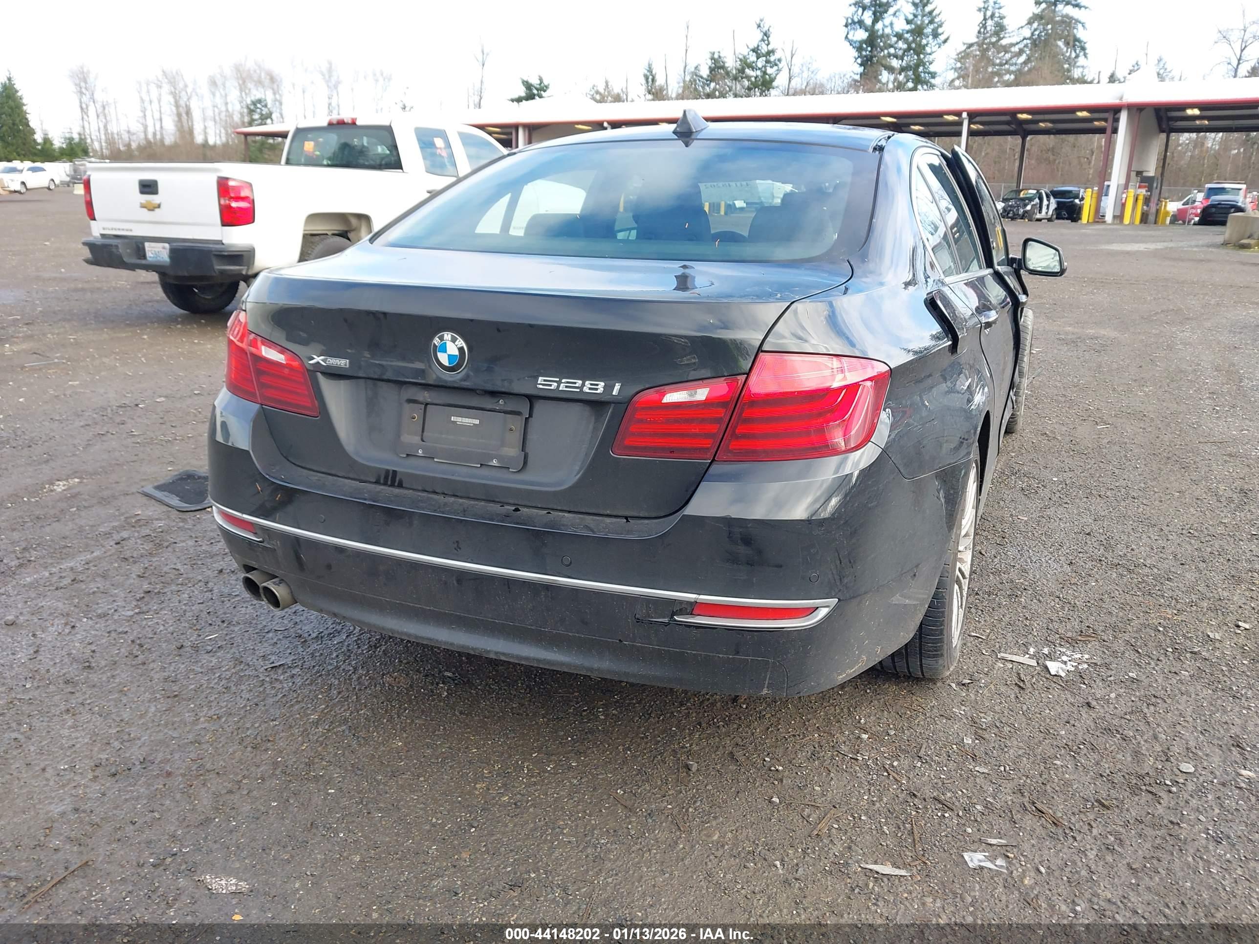 BMW 528I image 4
