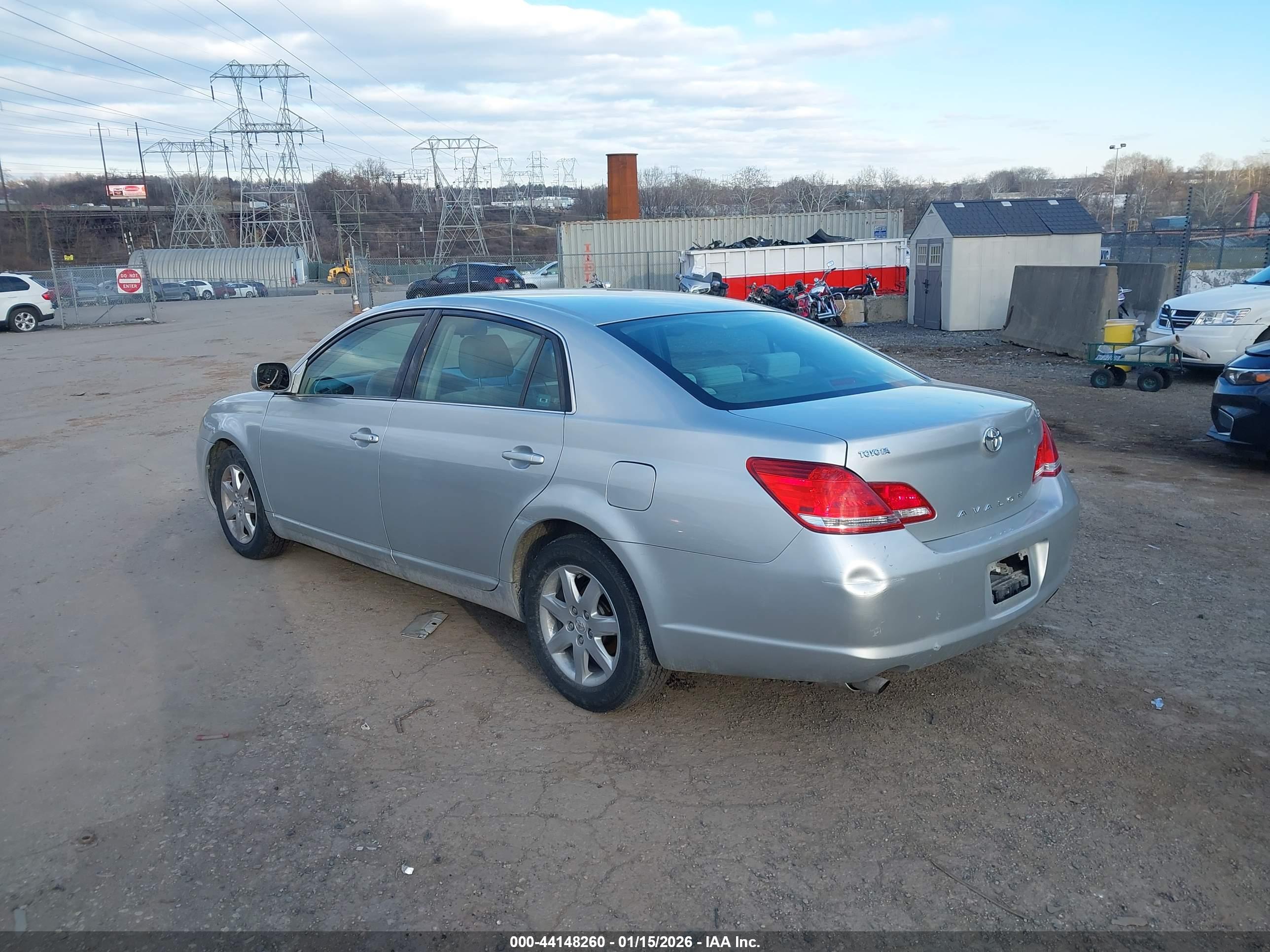 TOYOTA AVALON image 3