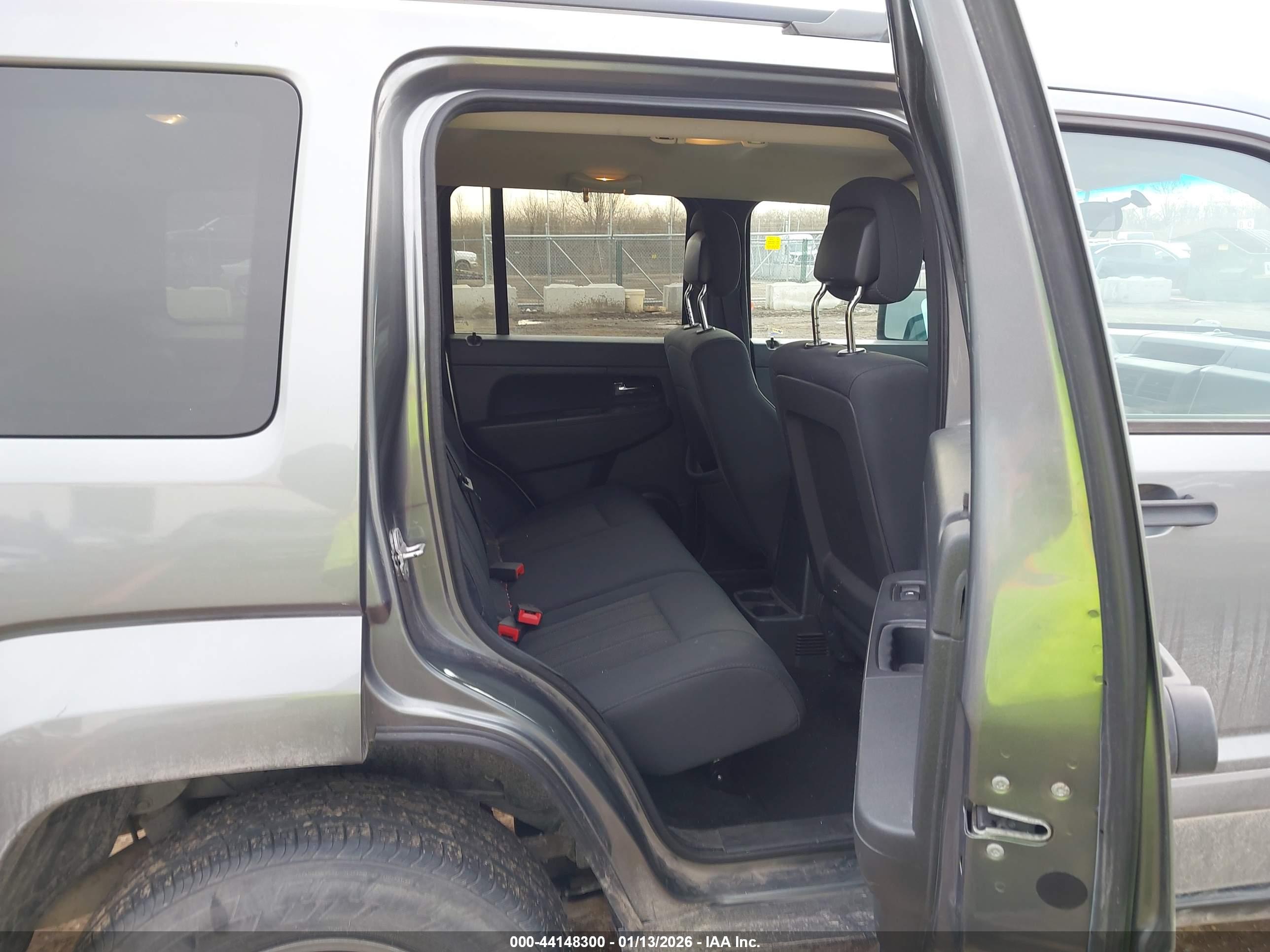 JEEP LIBERTY image 8