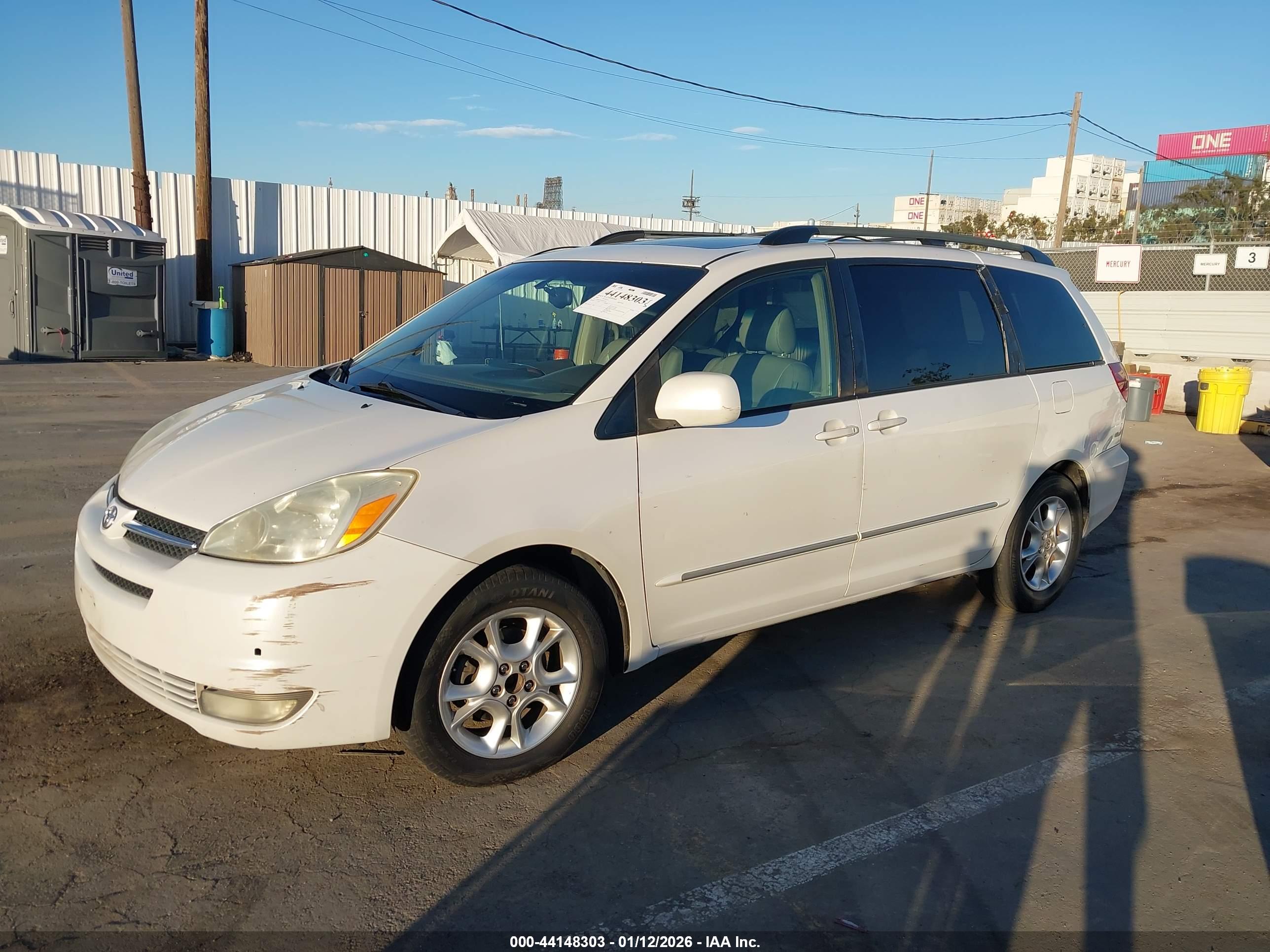 TOYOTA SIENNA image 2
