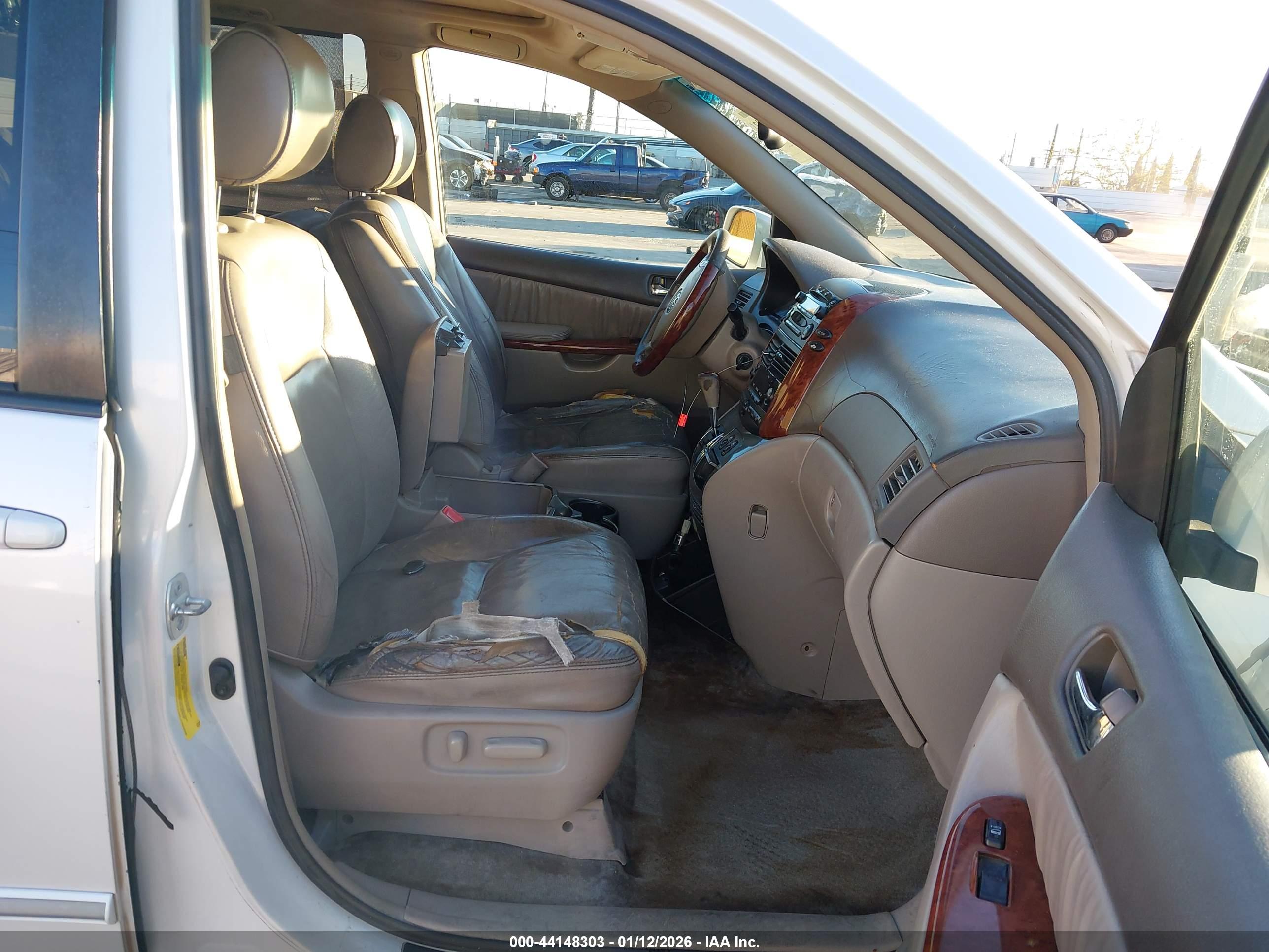 TOYOTA SIENNA image 5