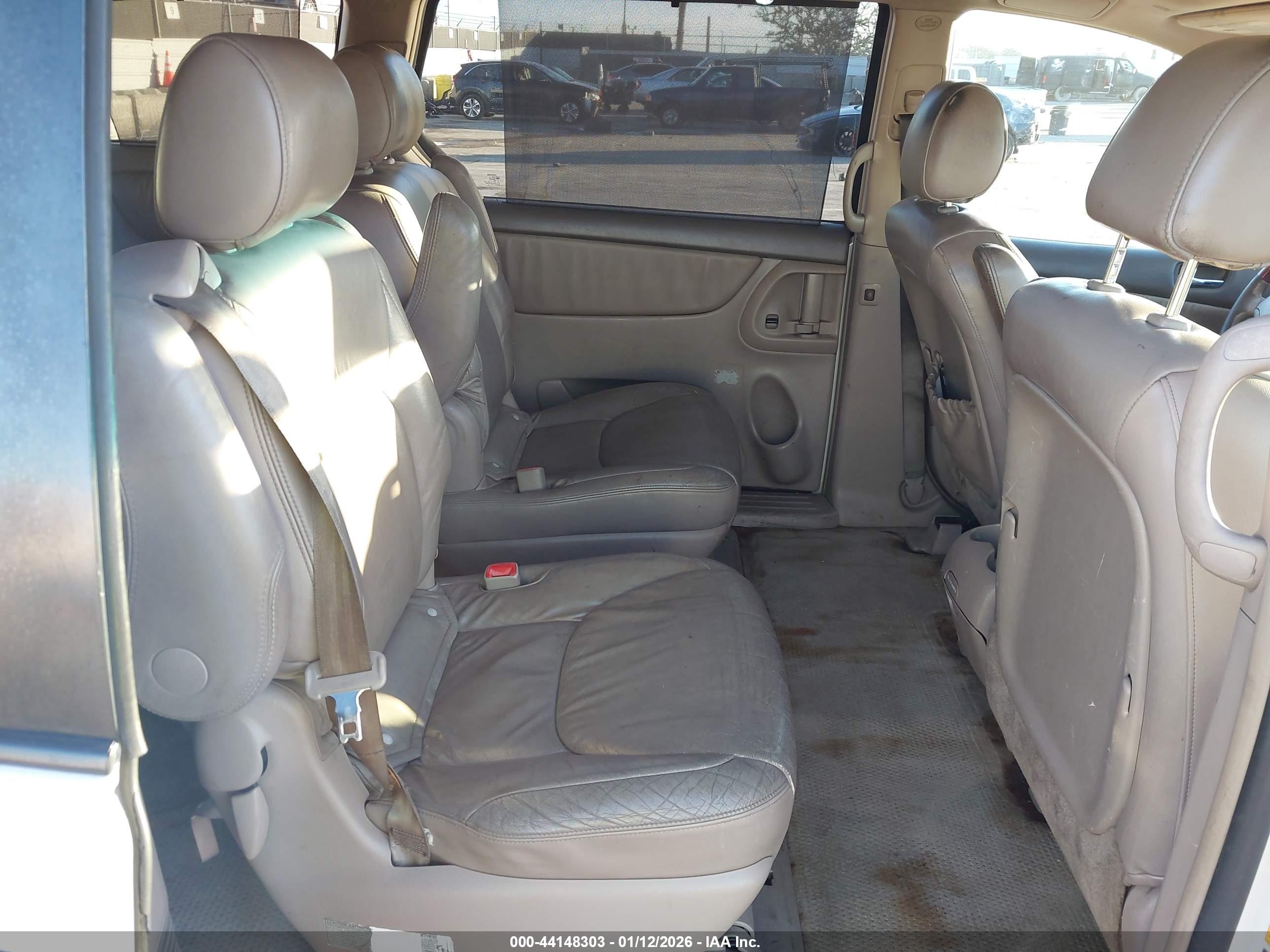 TOYOTA SIENNA image 8