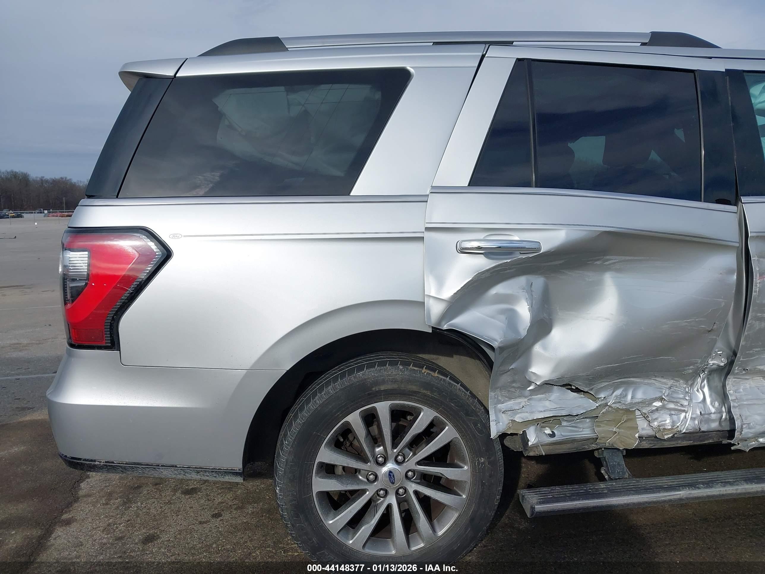 FORD EXPEDITION image 6
