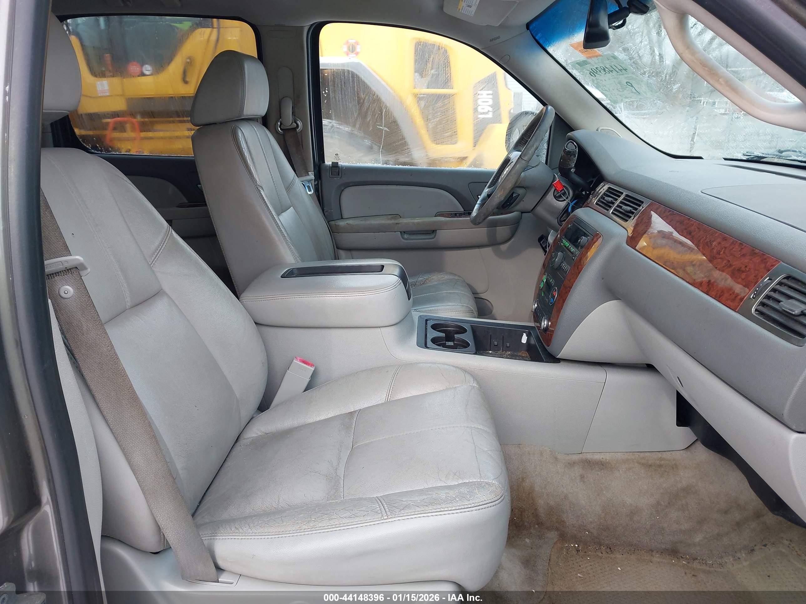 CHEVROLET SUBURBAN image 5