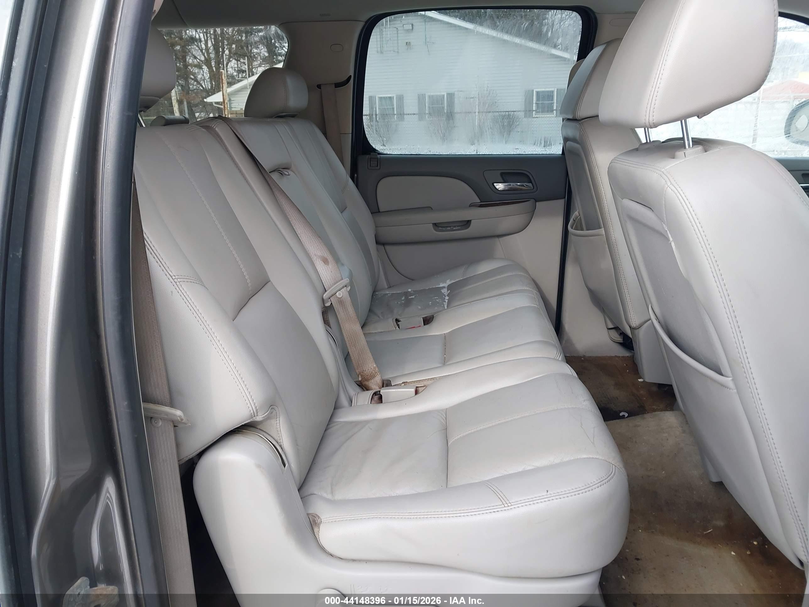 CHEVROLET SUBURBAN image 8