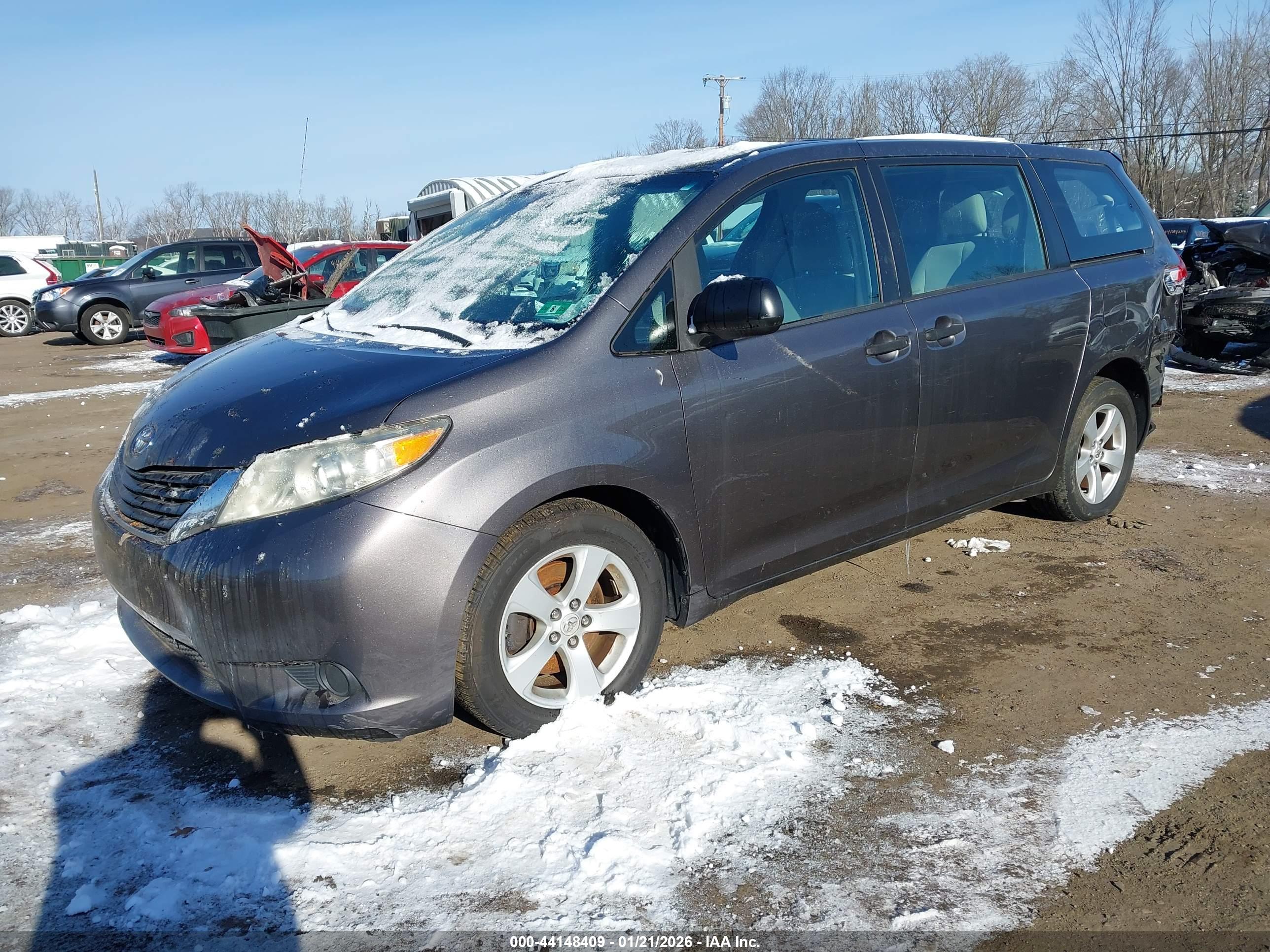 TOYOTA SIENNA image 2