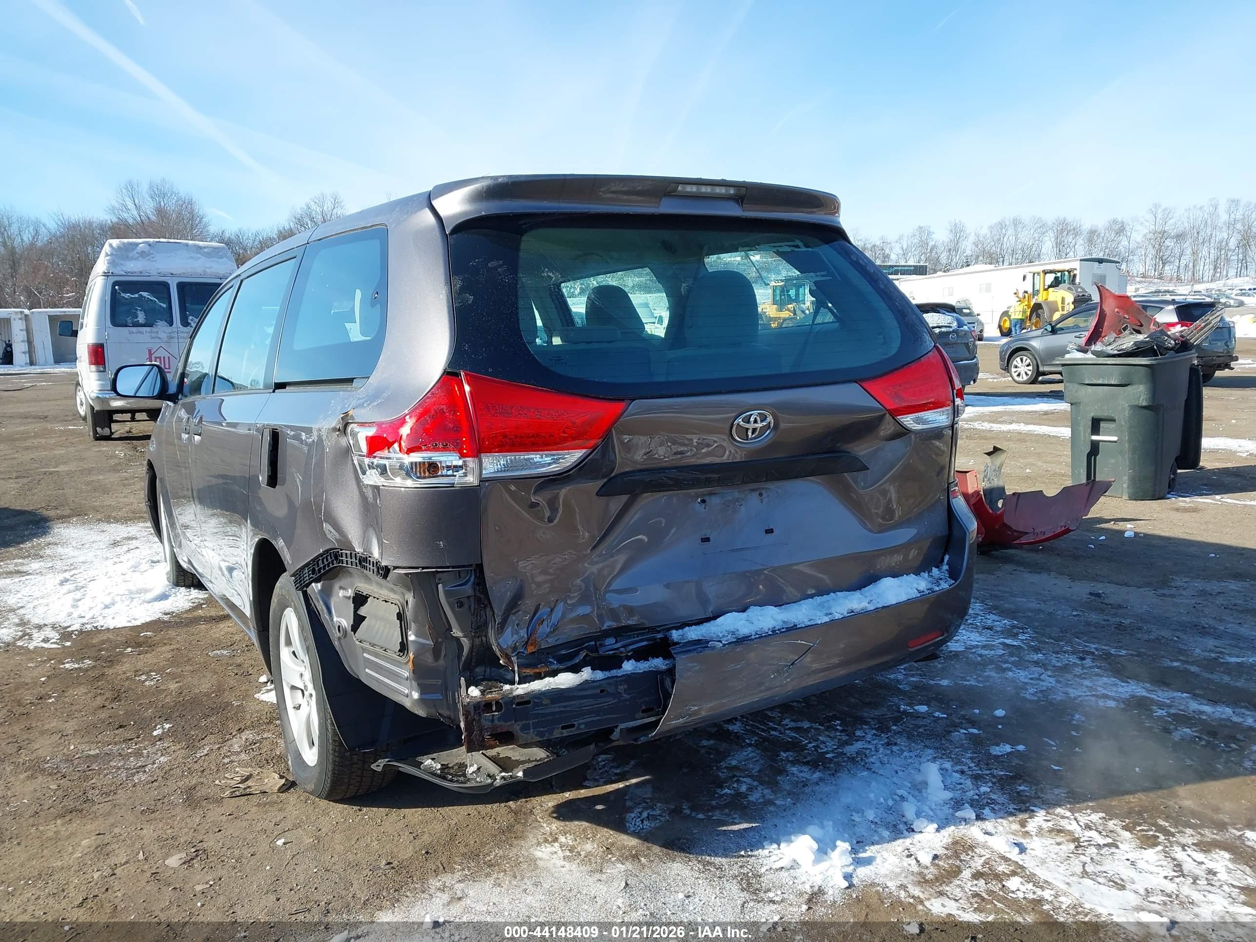 TOYOTA SIENNA image 6
