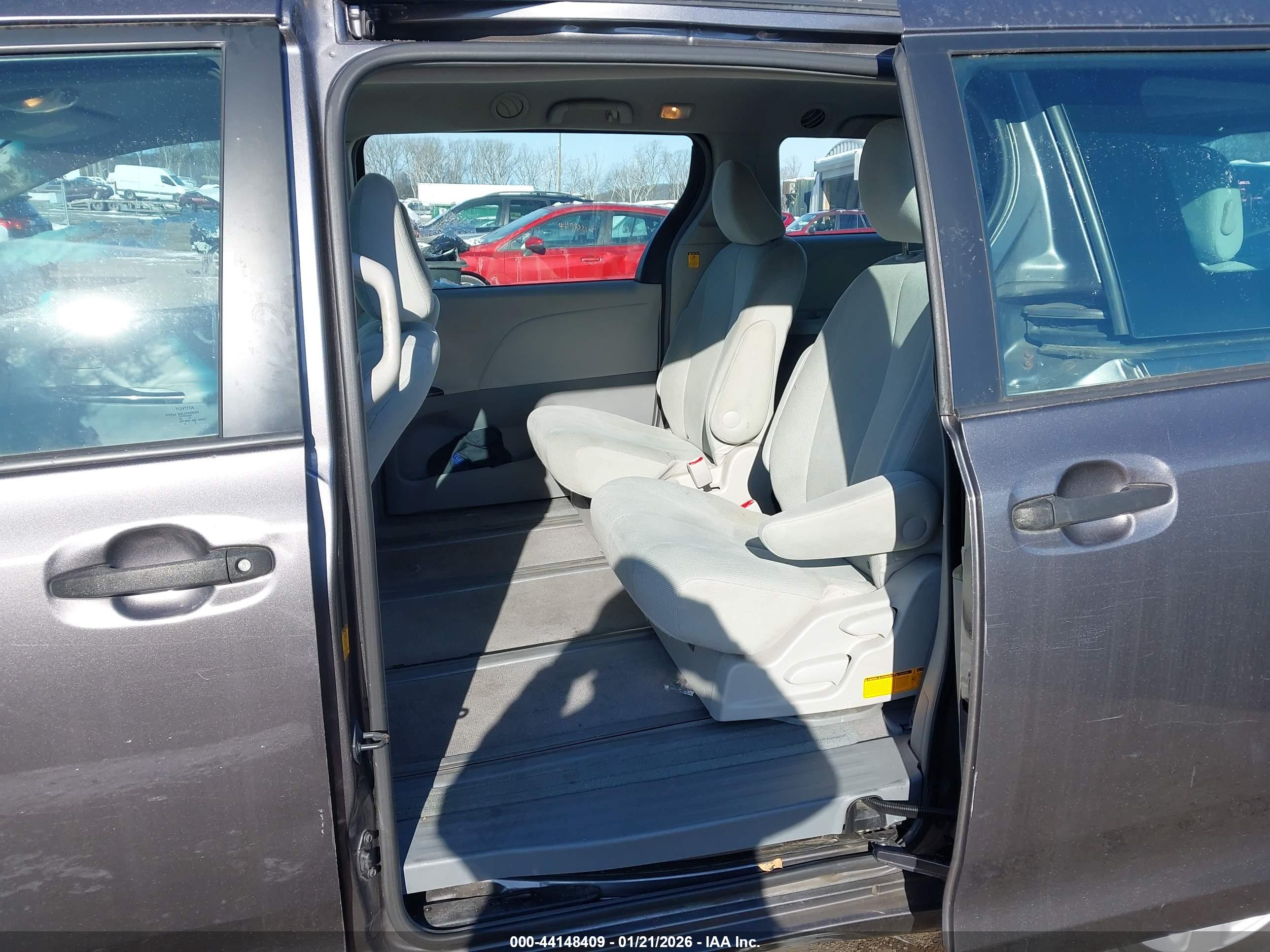 TOYOTA SIENNA image 8