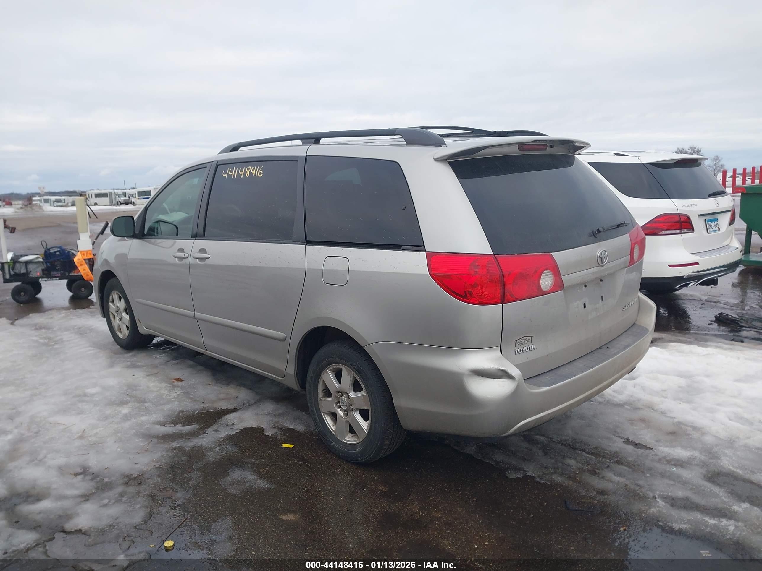 TOYOTA SIENNA image 3