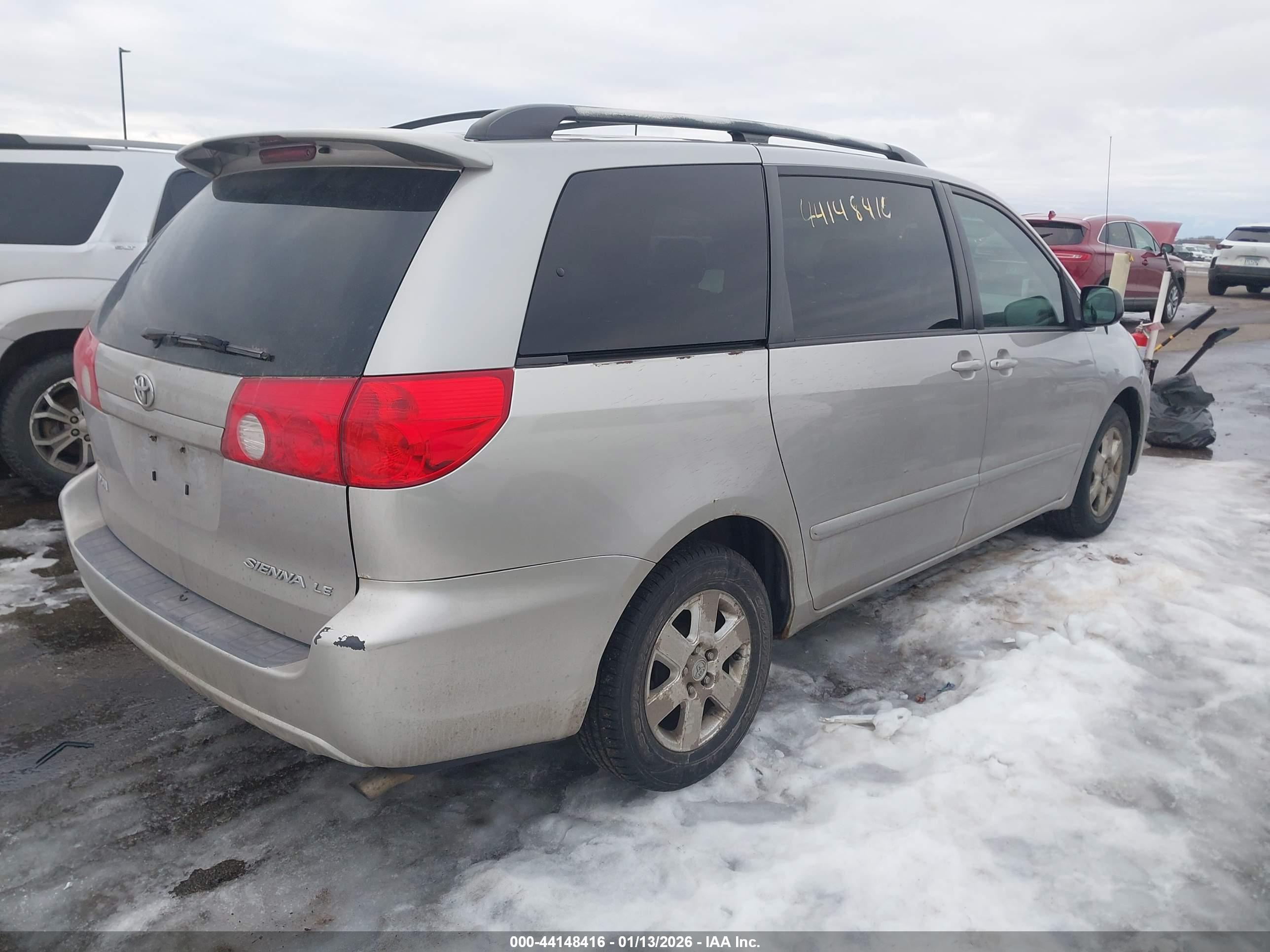 TOYOTA SIENNA image 4