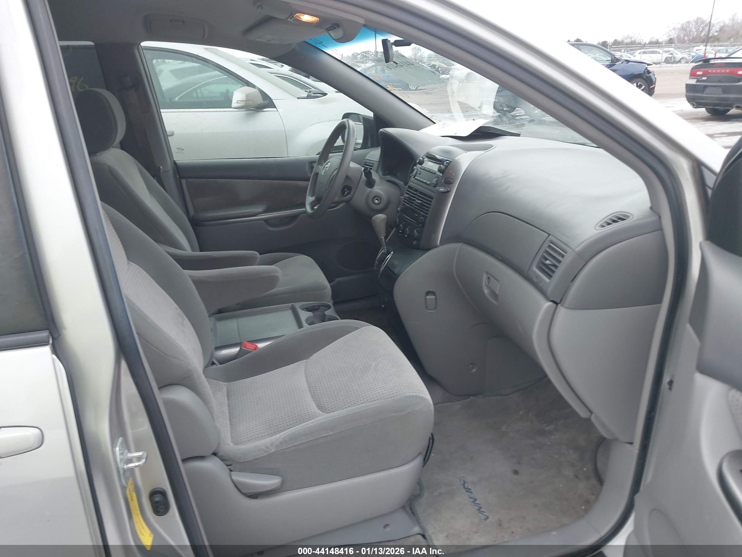 TOYOTA SIENNA image 5
