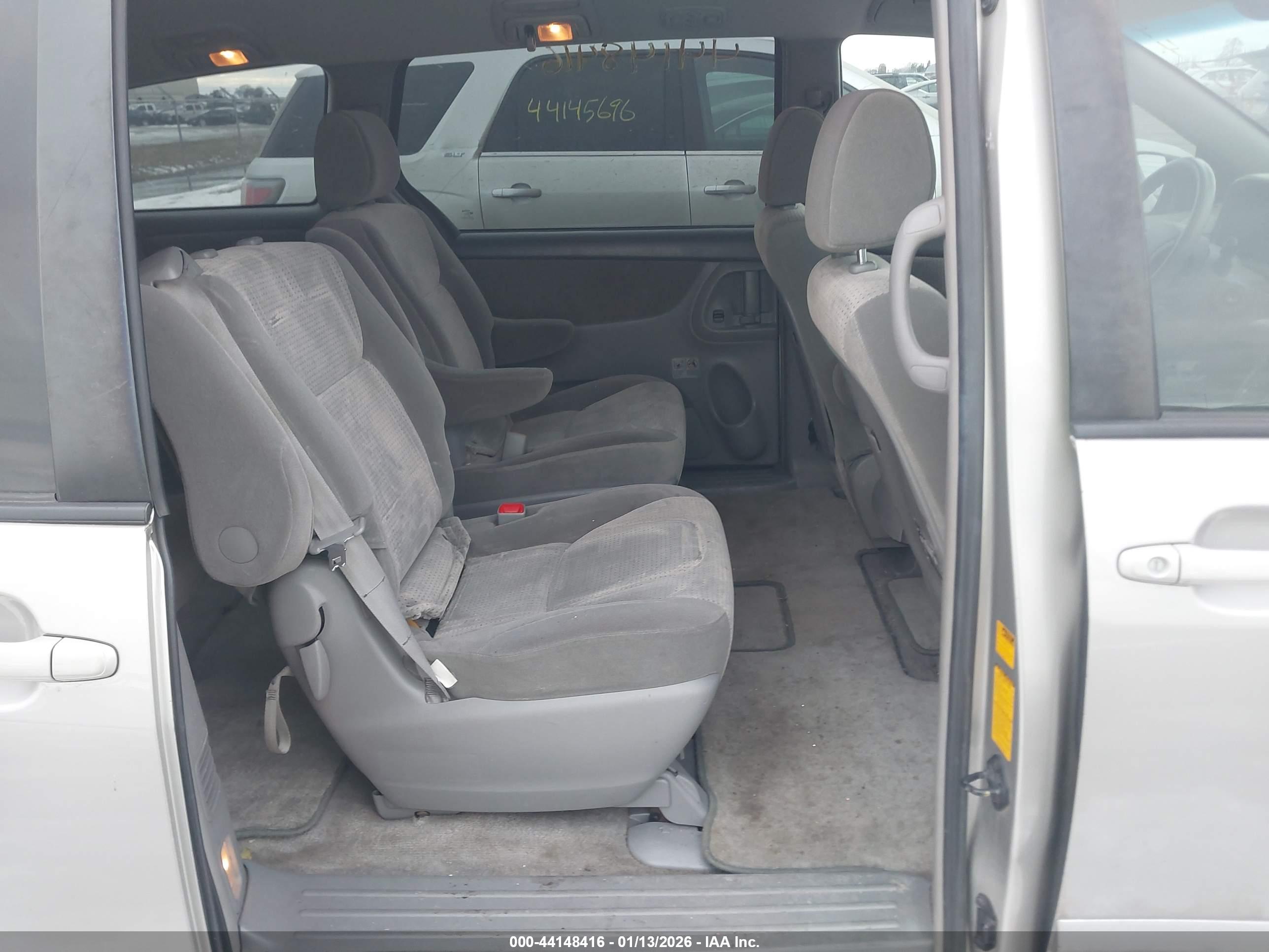 TOYOTA SIENNA image 8