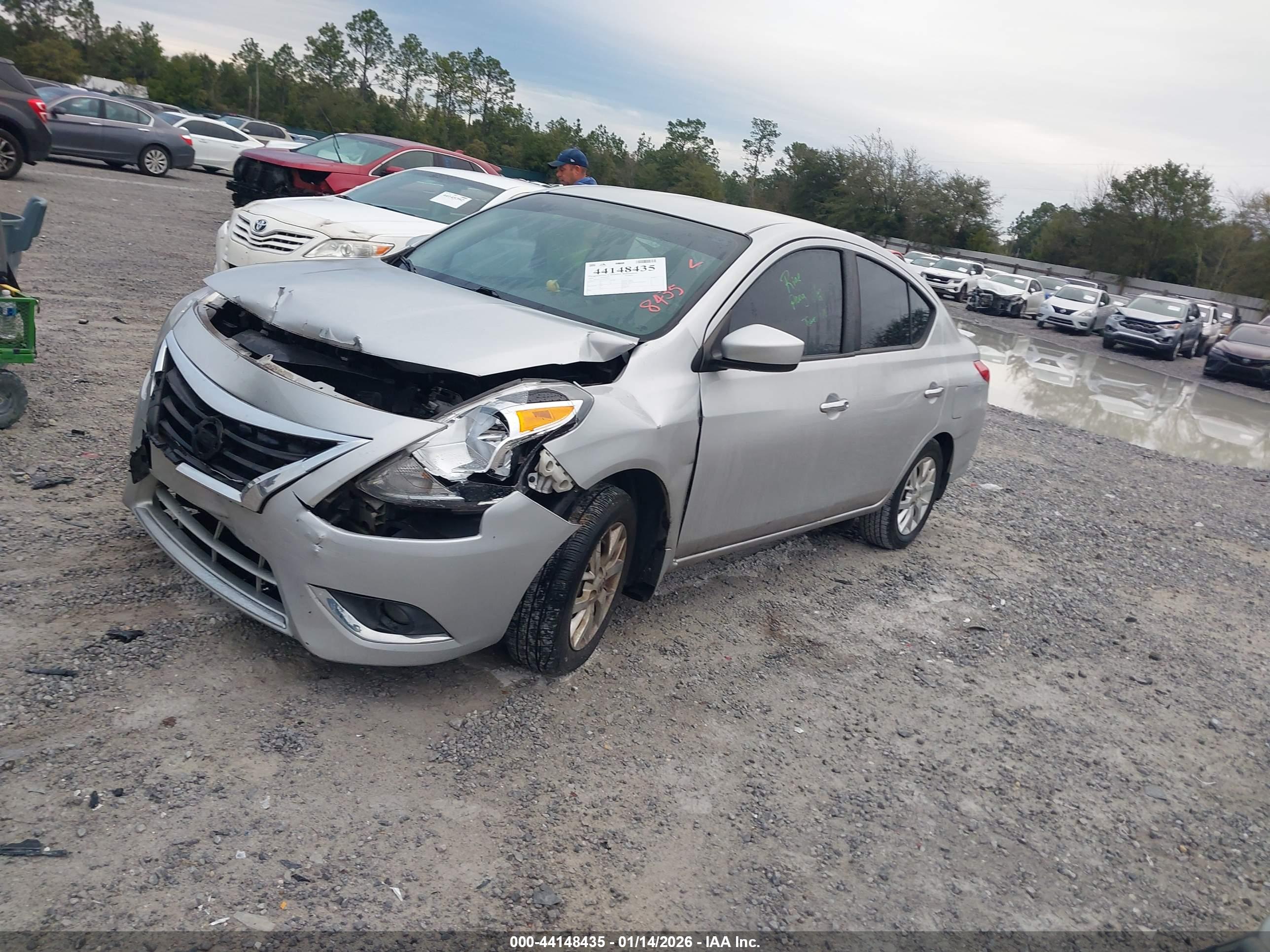 NISSAN VERSA image 2