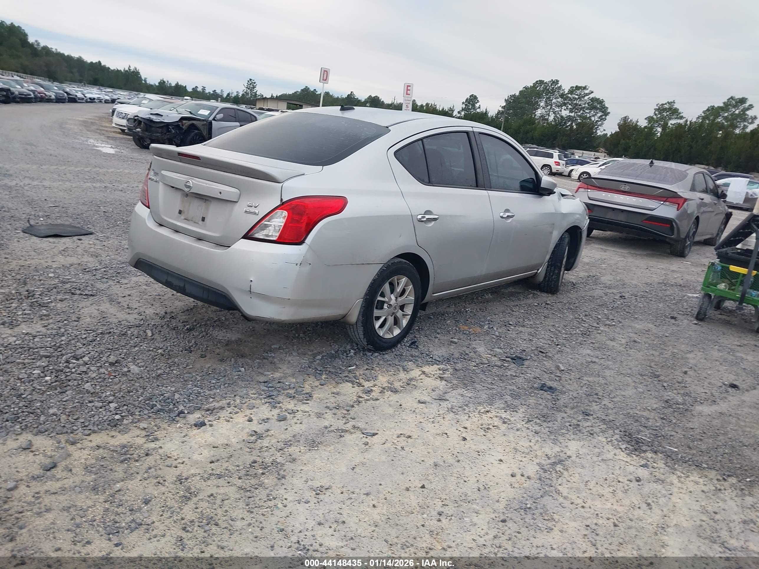 NISSAN VERSA image 4