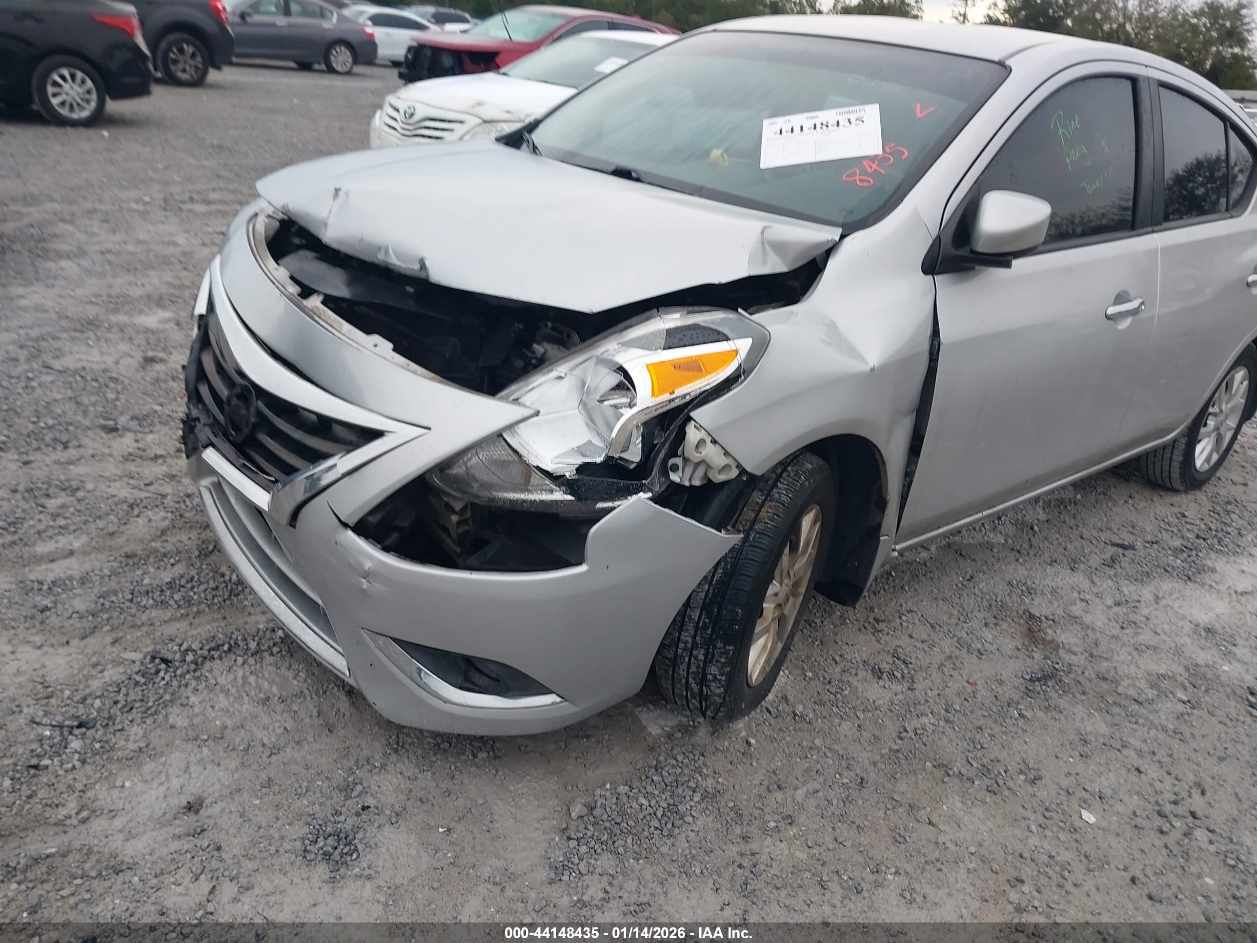 NISSAN VERSA image 6