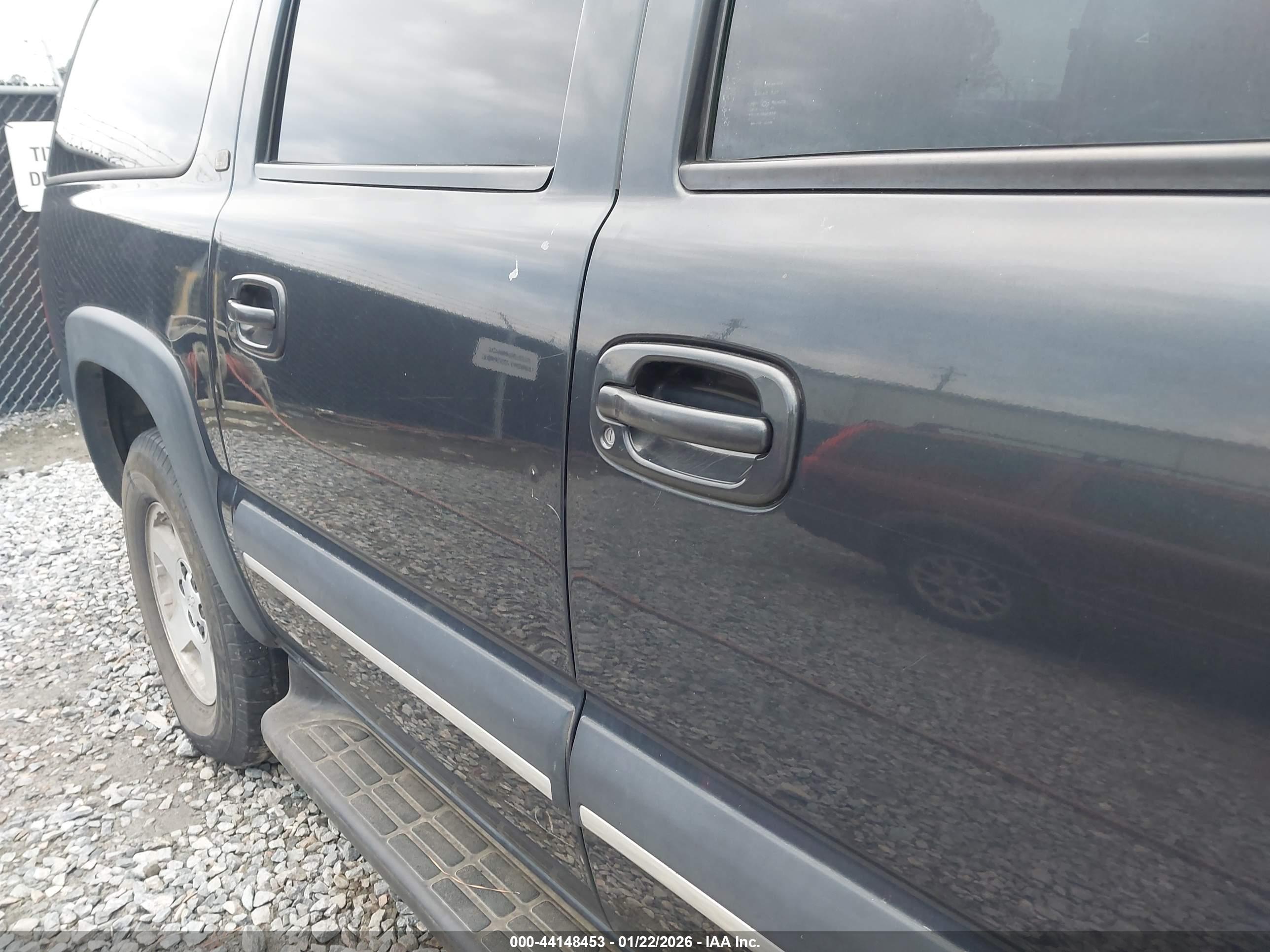 CHEVROLET SUBURBAN image 6