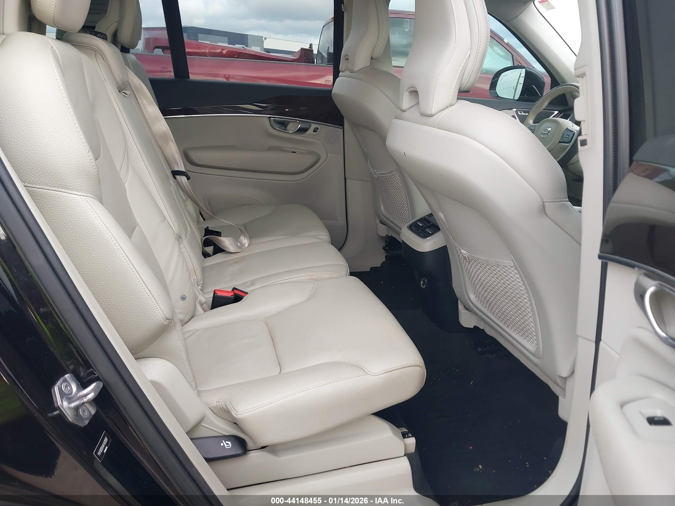 VOLVO XC90 image 8