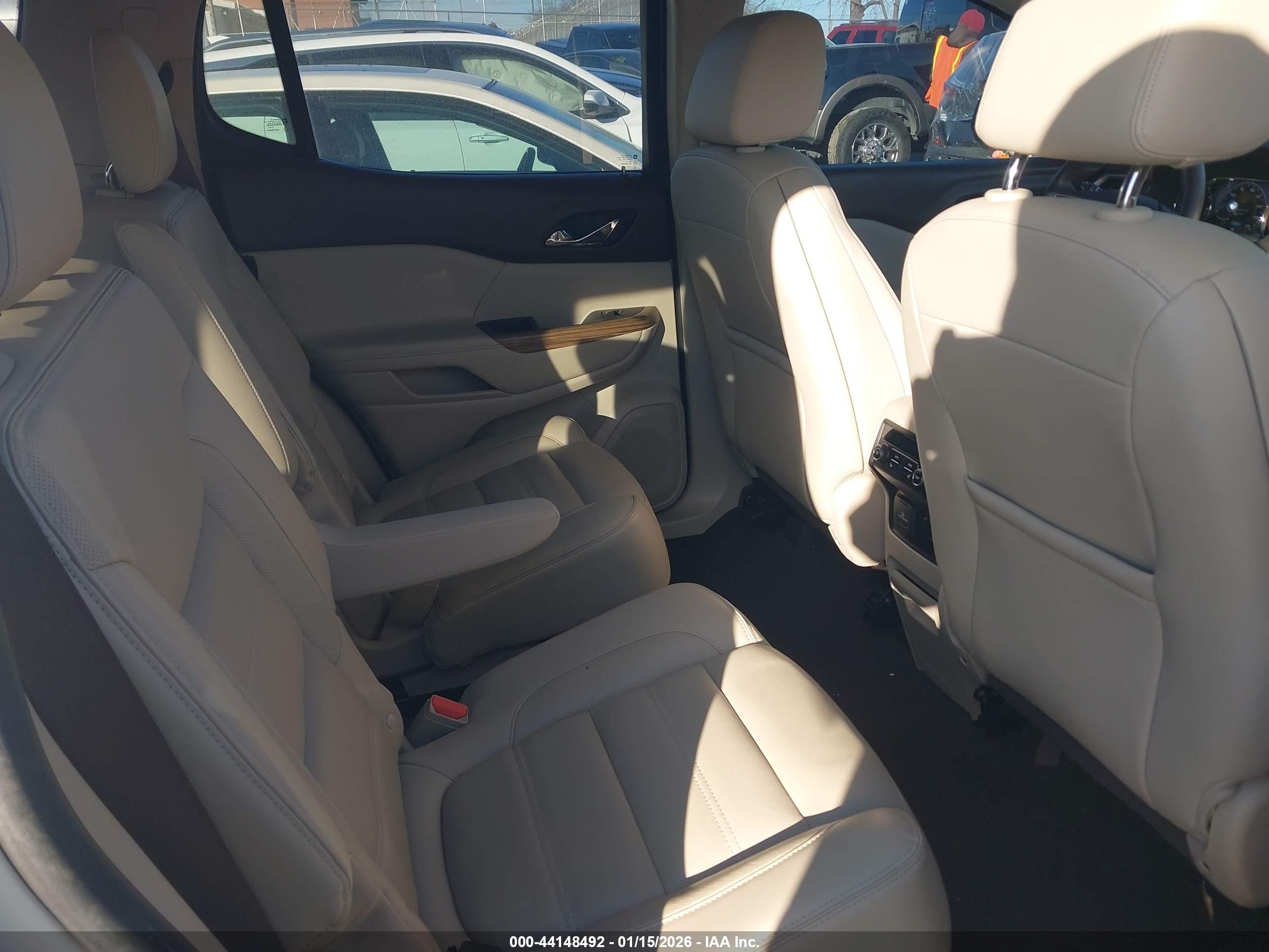 GMC ACADIA image 8