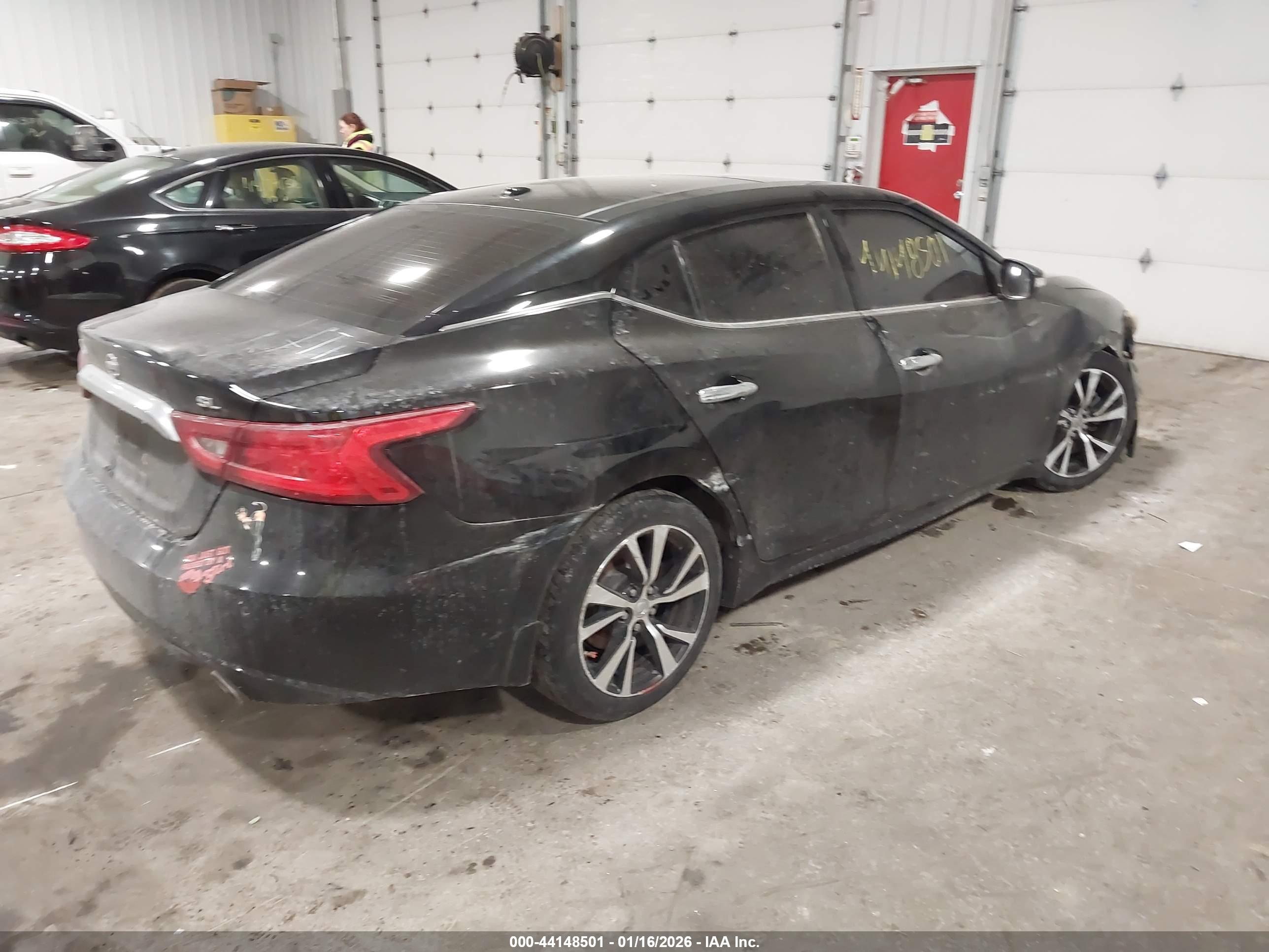 NISSAN MAXIMA image 4