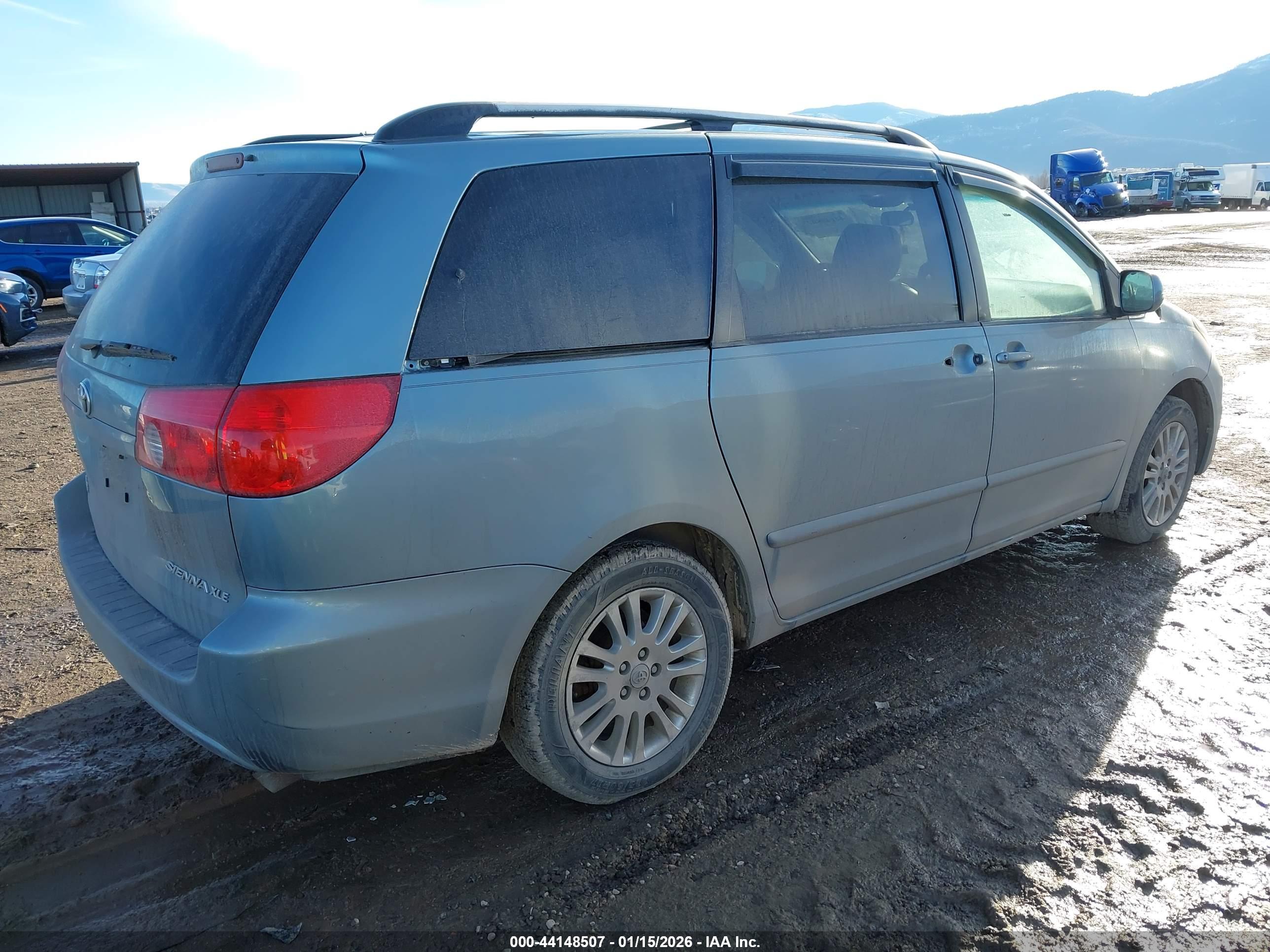 TOYOTA SIENNA image 4