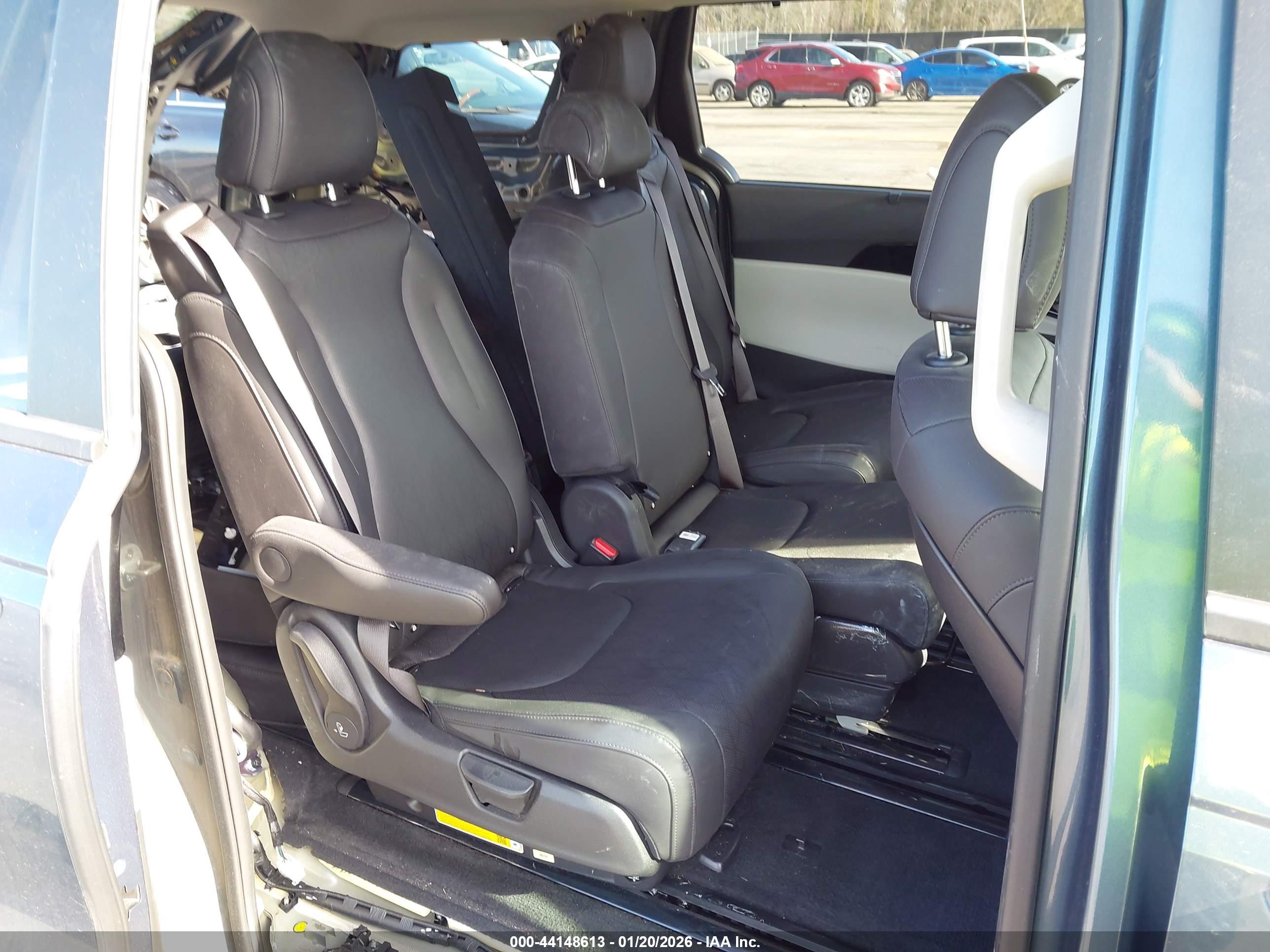 KIA CARNIVAL image 8