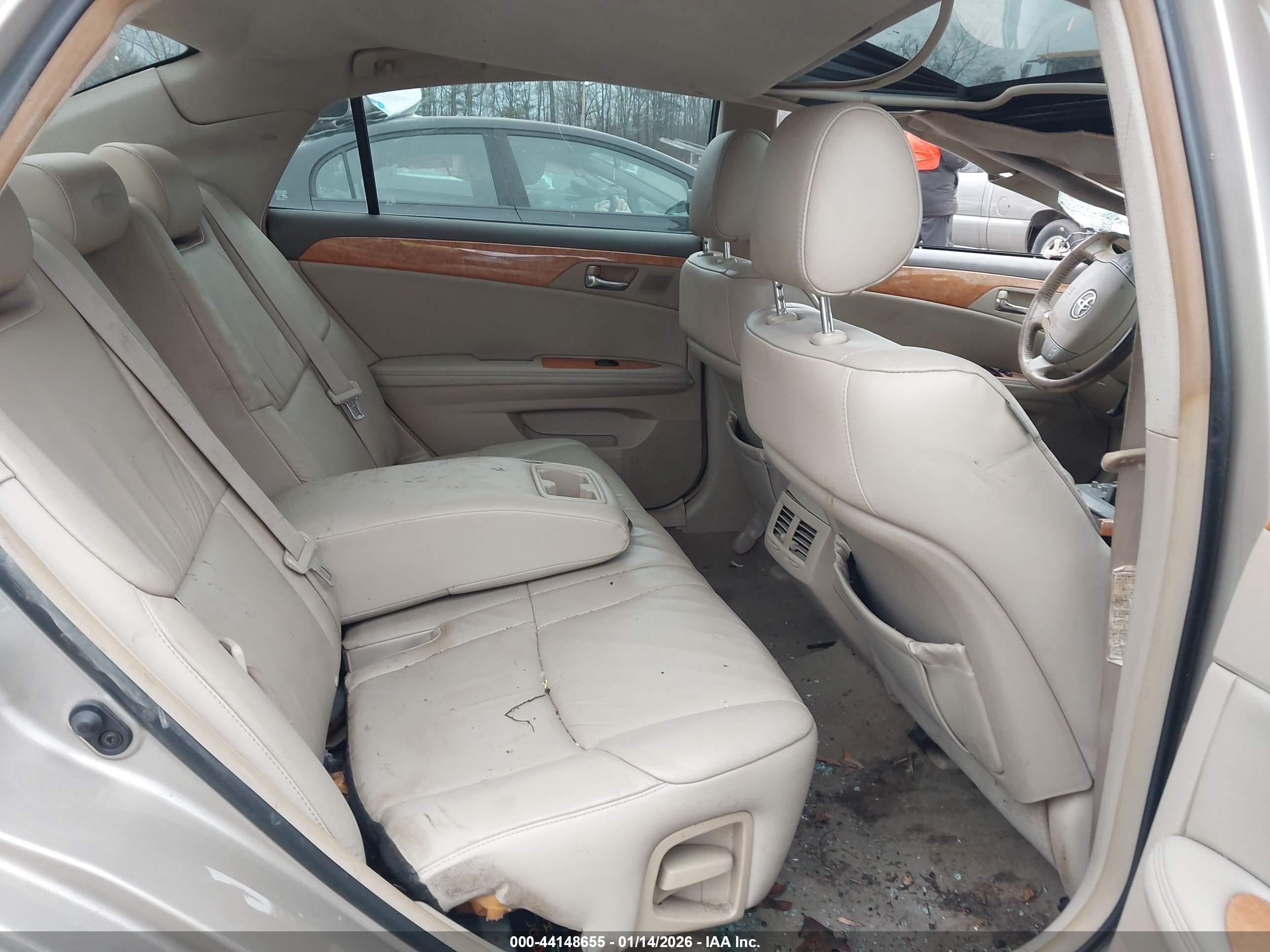 TOYOTA AVALON image 8