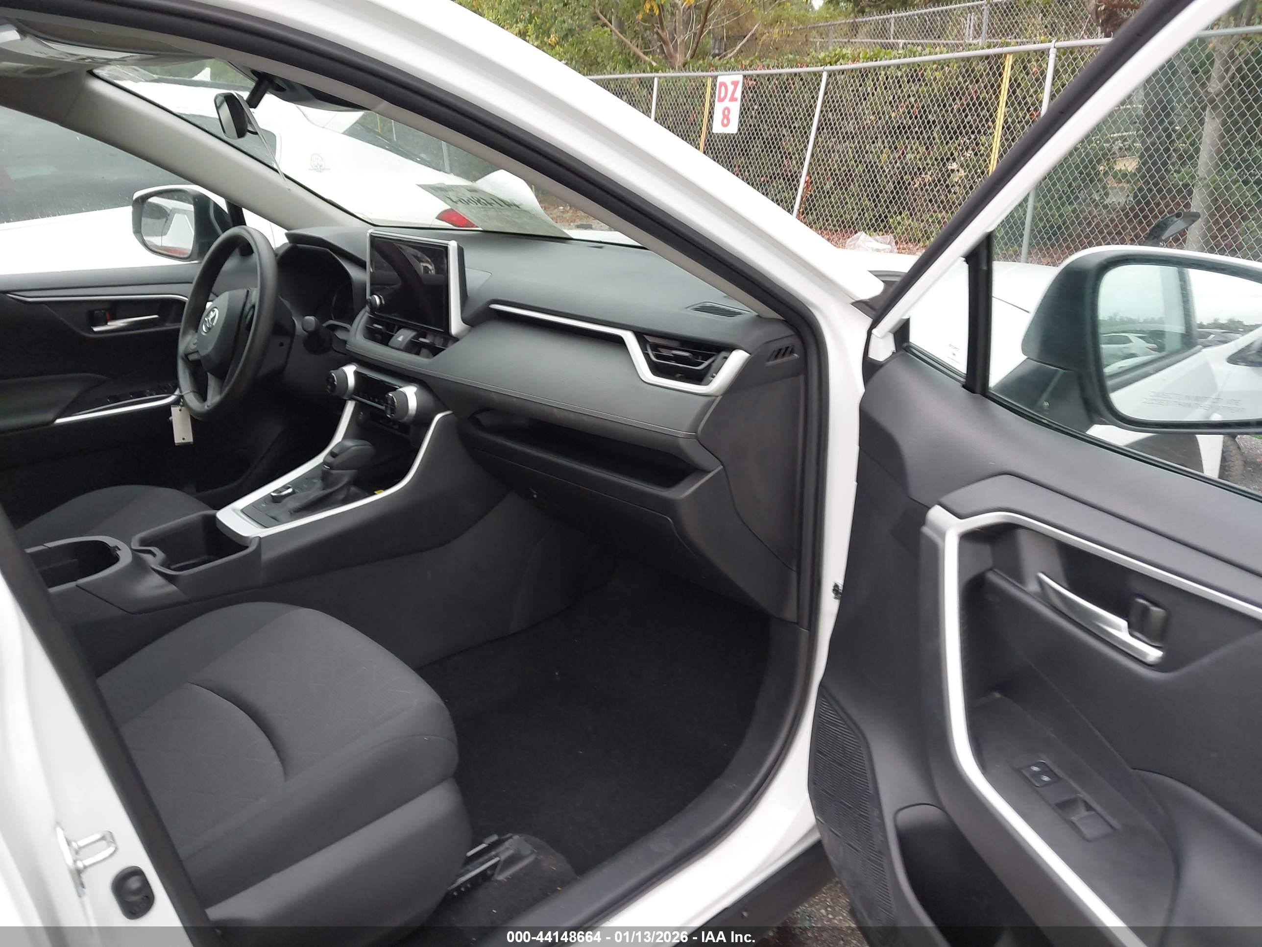 TOYOTA RAV4 image 5