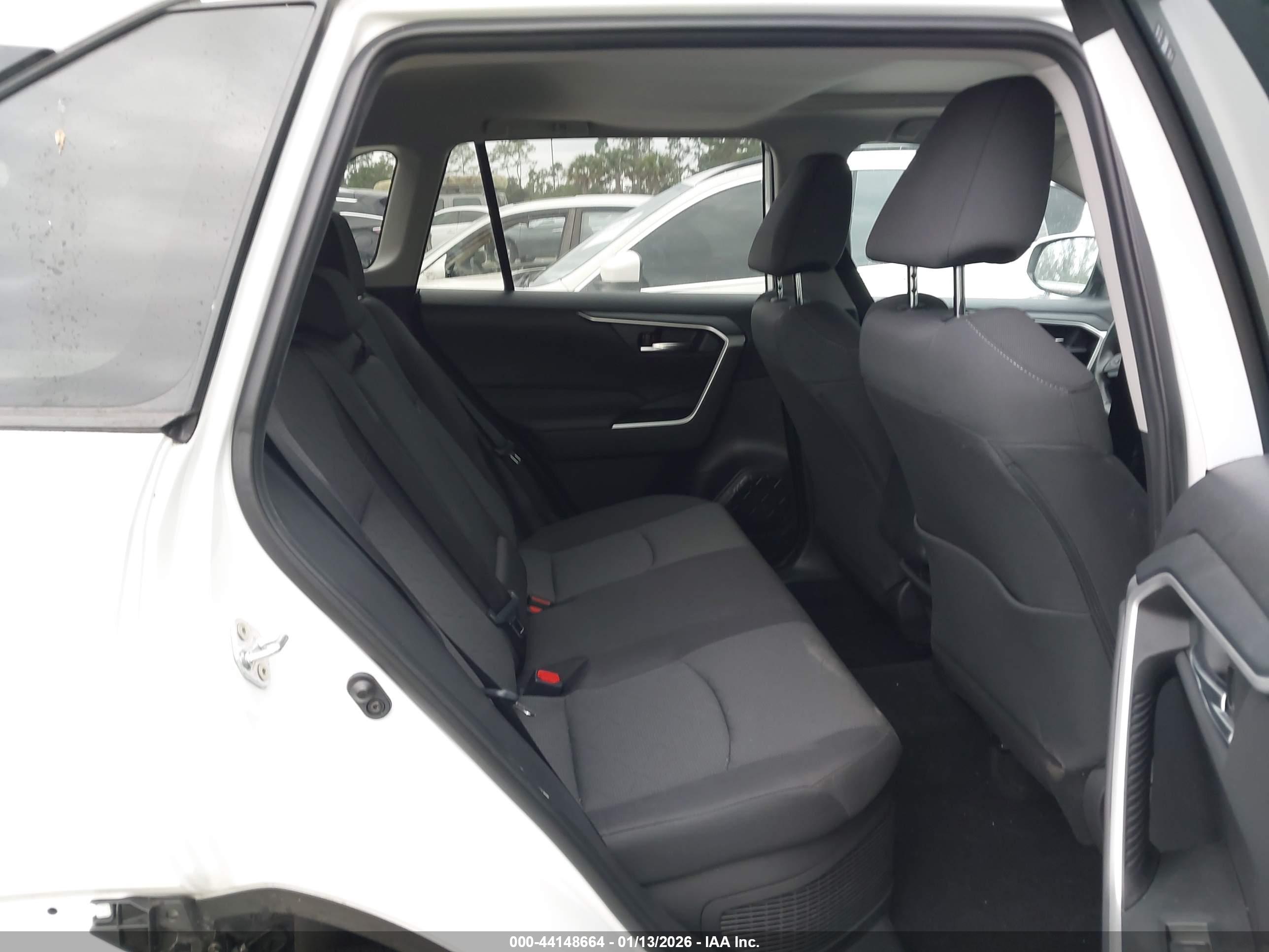 TOYOTA RAV4 image 8