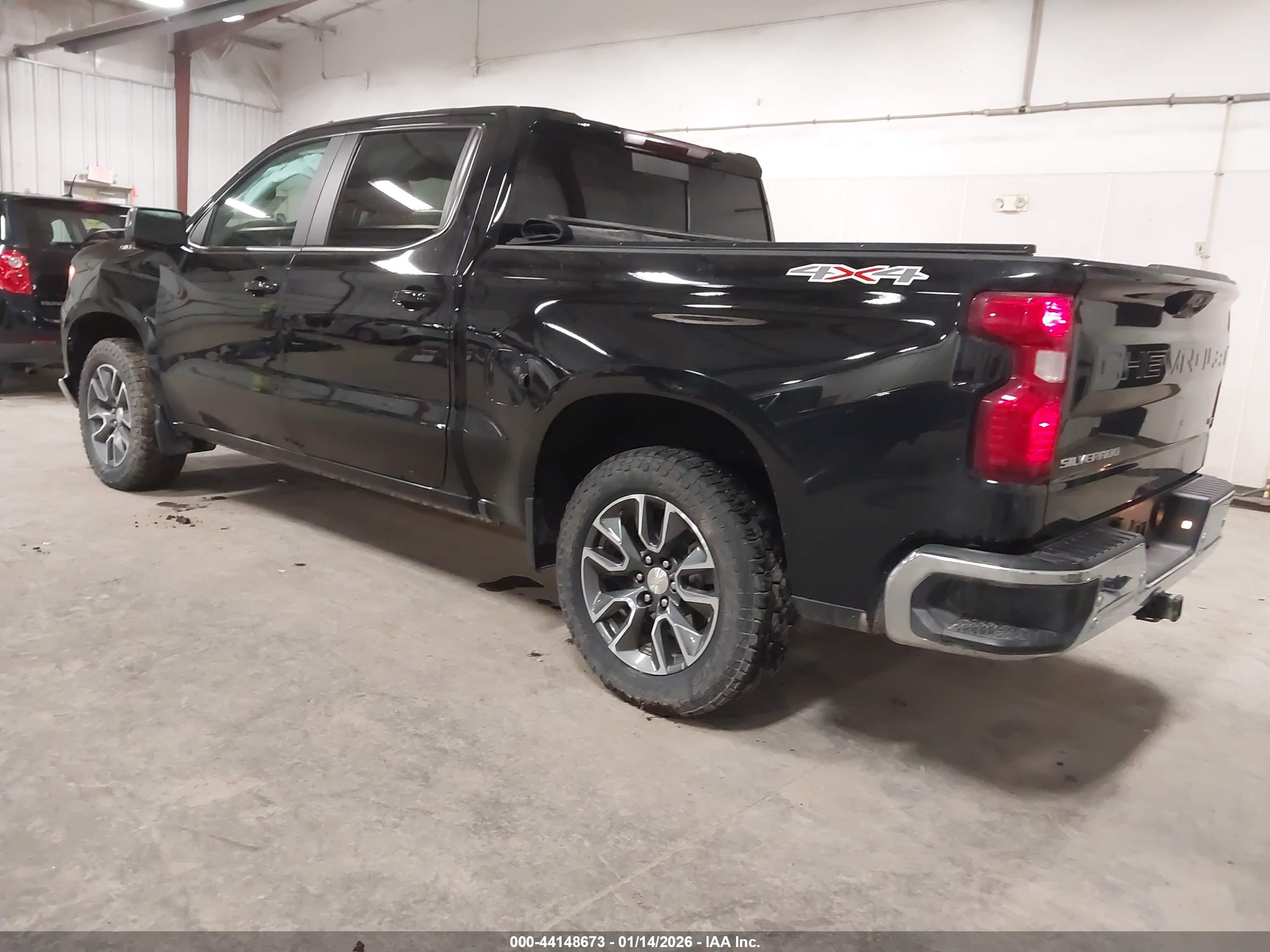 CHEVROLET SILVERADO image 3