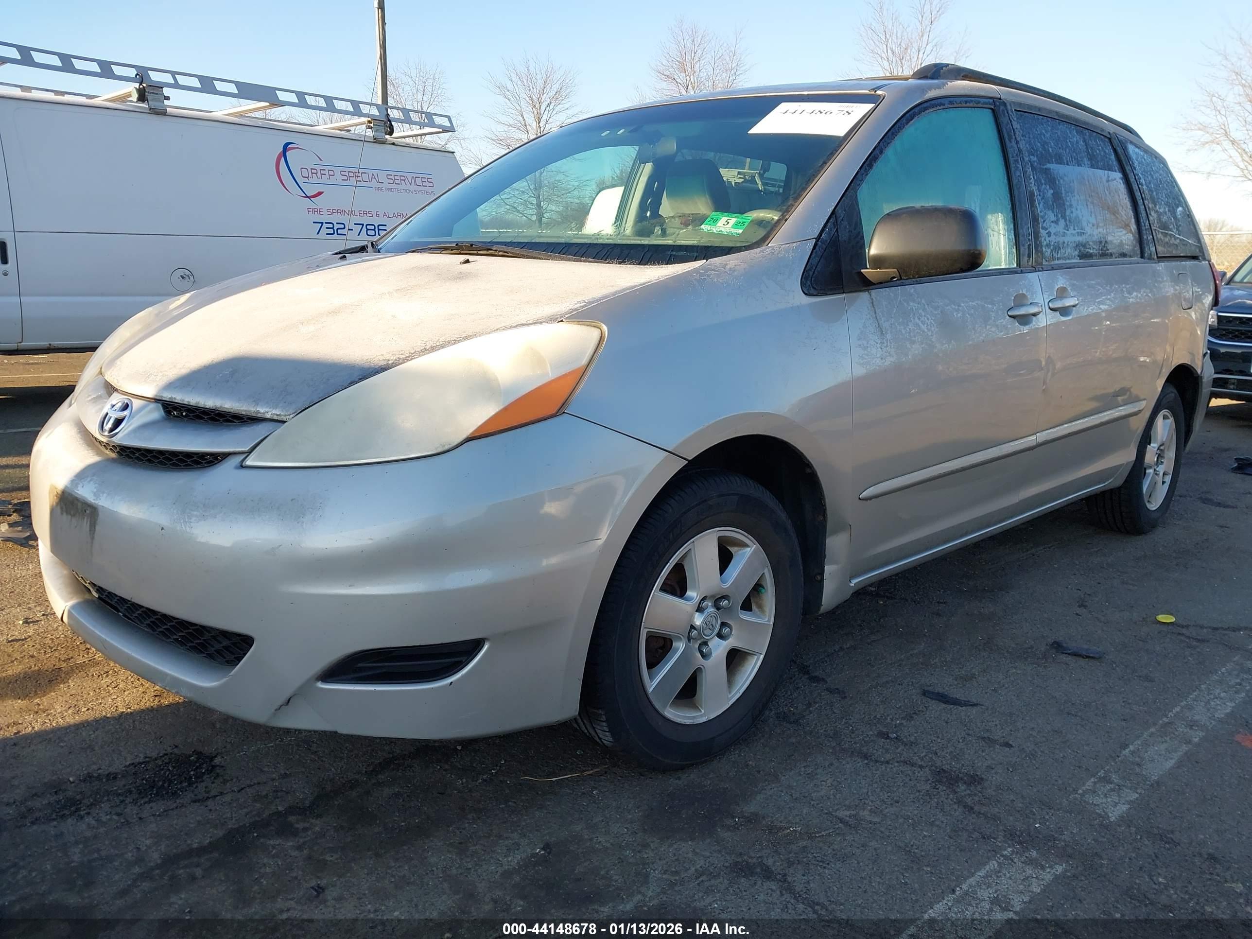 TOYOTA SIENNA image 2