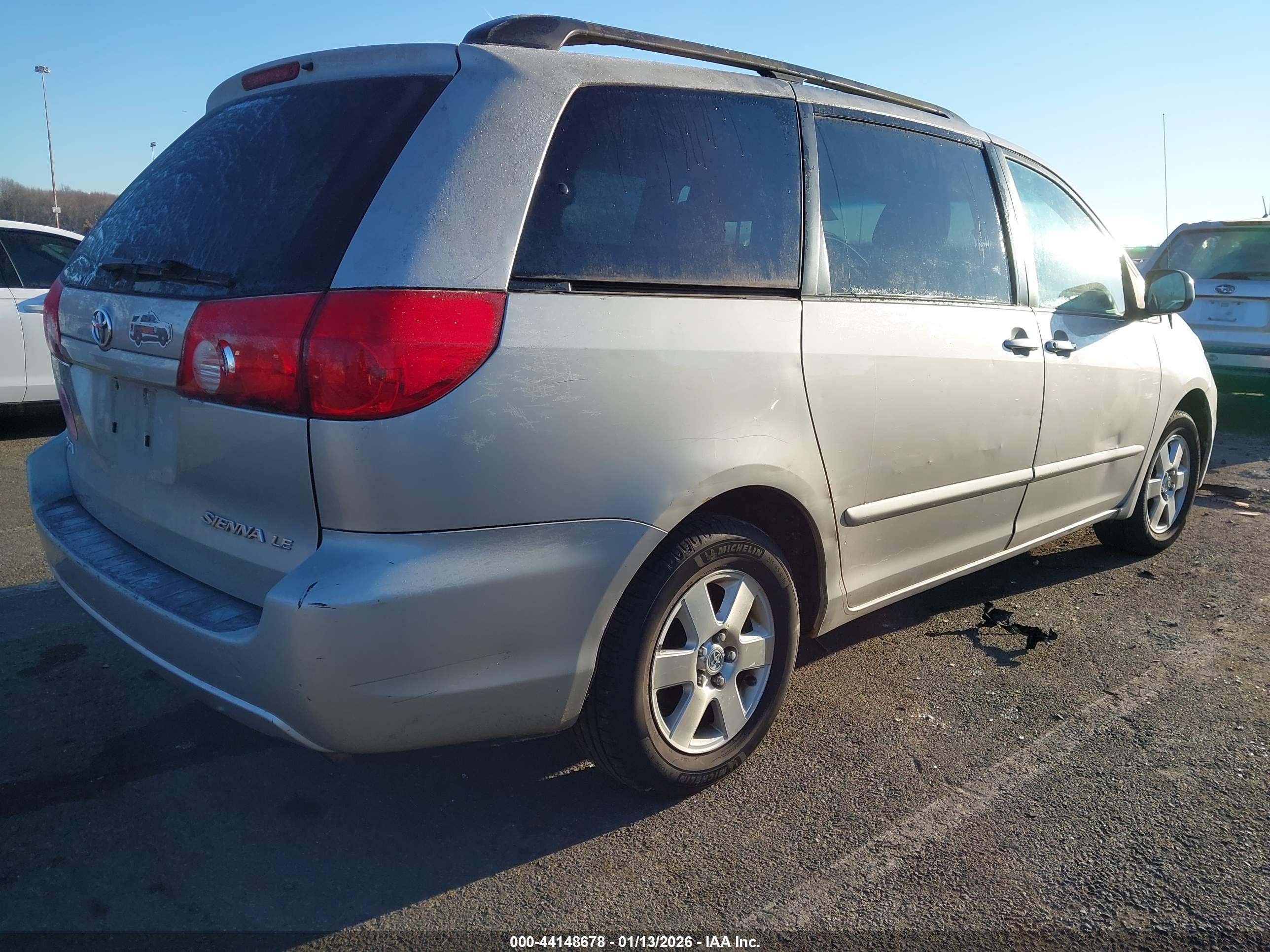 TOYOTA SIENNA image 4