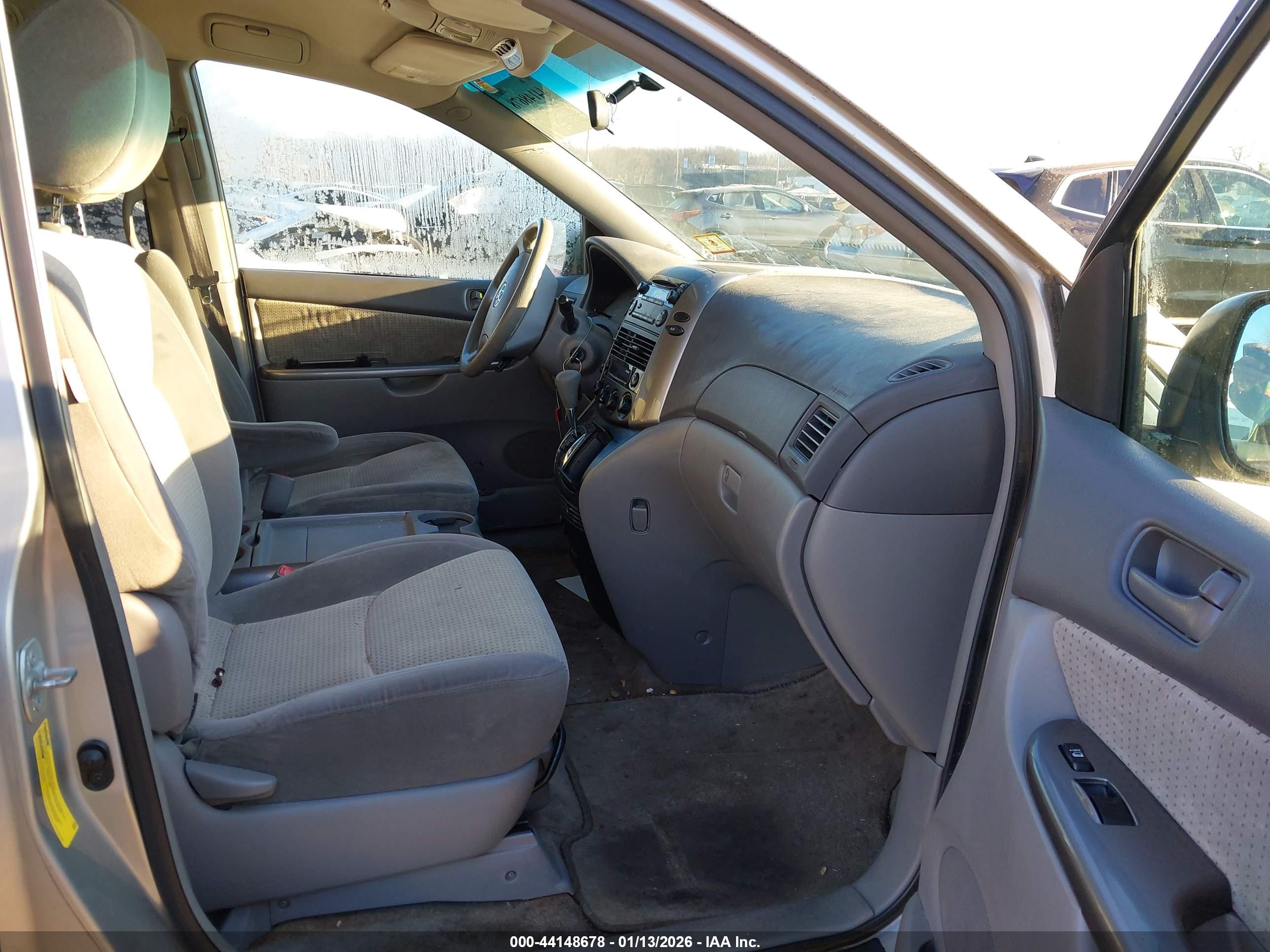 TOYOTA SIENNA image 5
