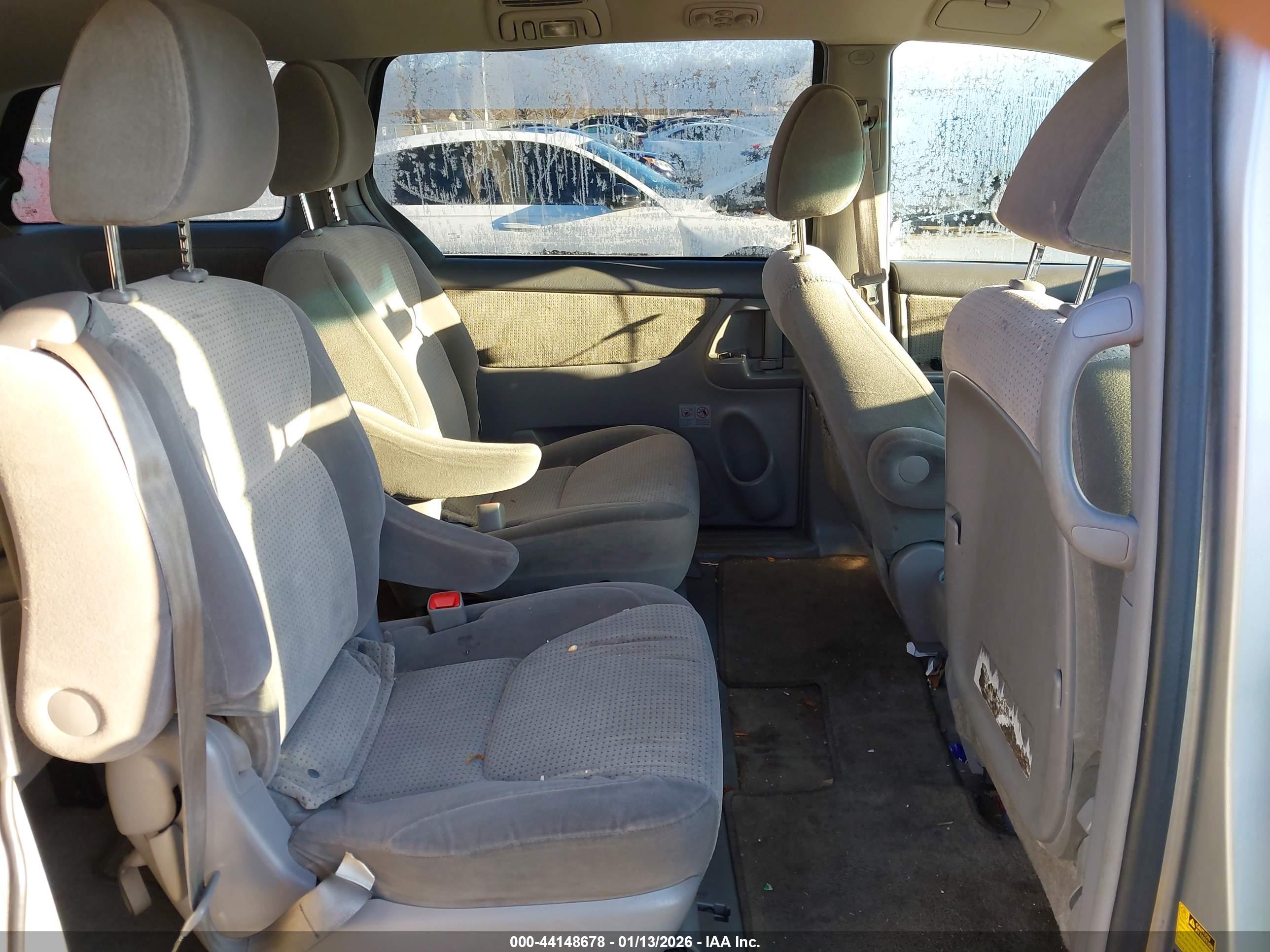 TOYOTA SIENNA image 8