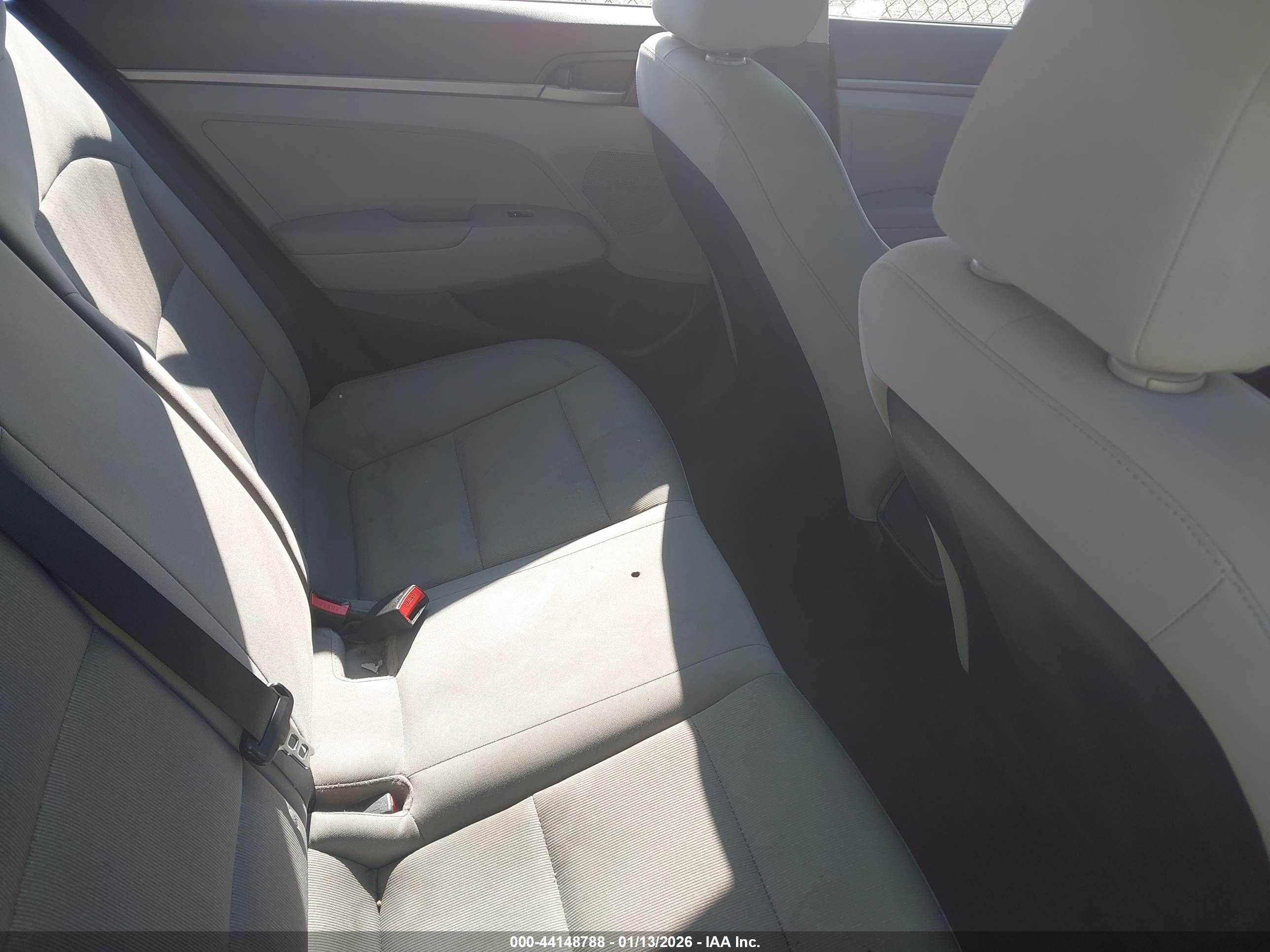 HYUNDAI ELANTRA image 8