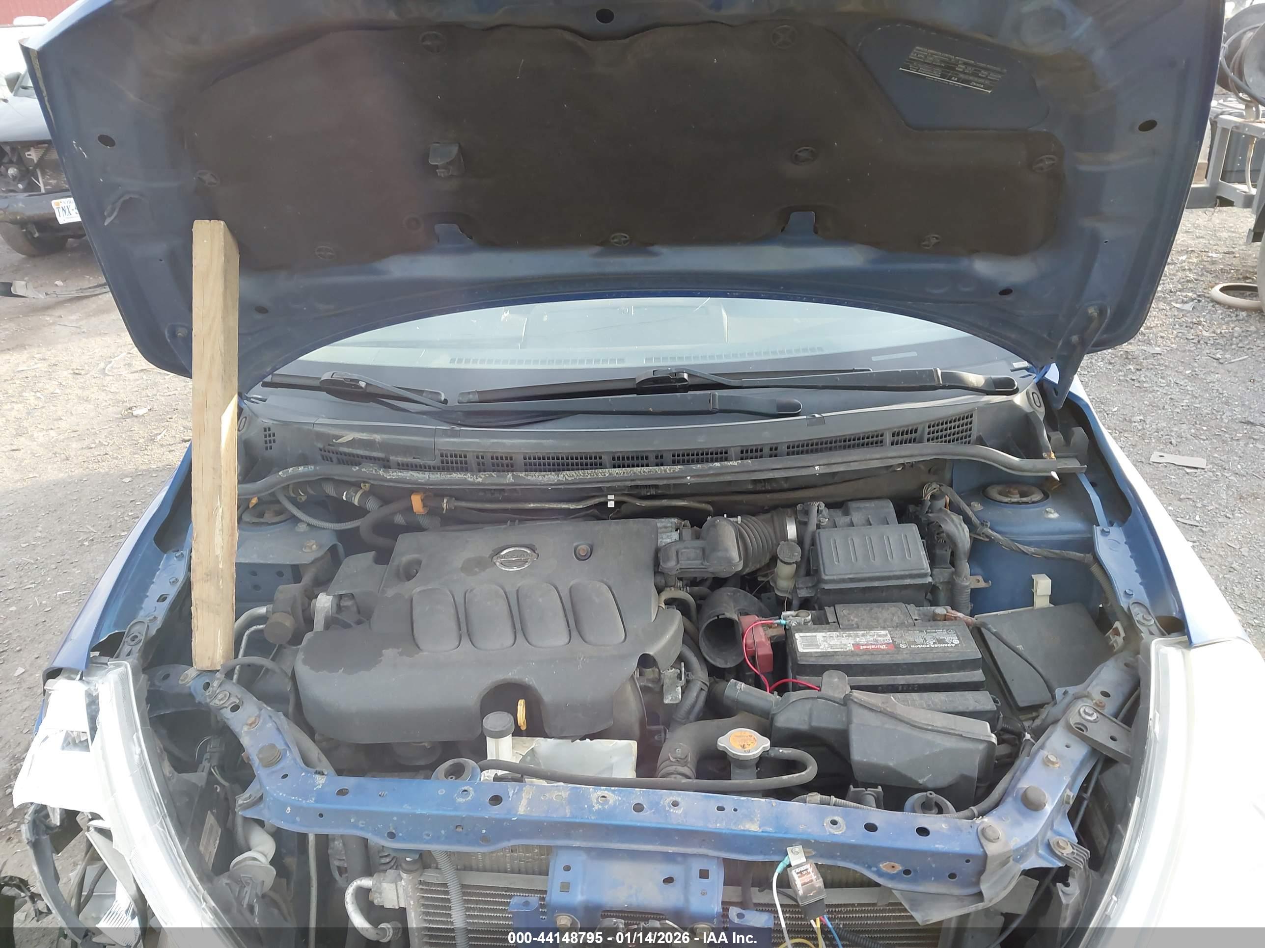 NISSAN VERSA image 10