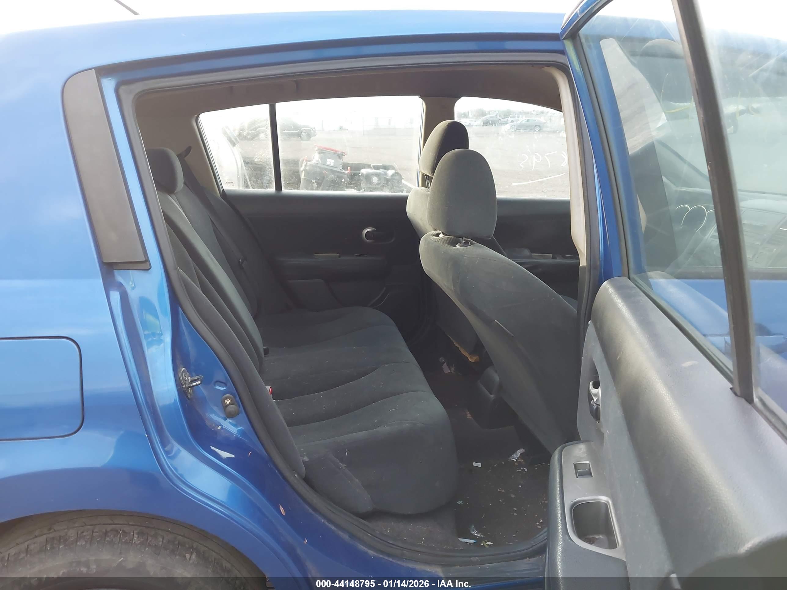 NISSAN VERSA image 8