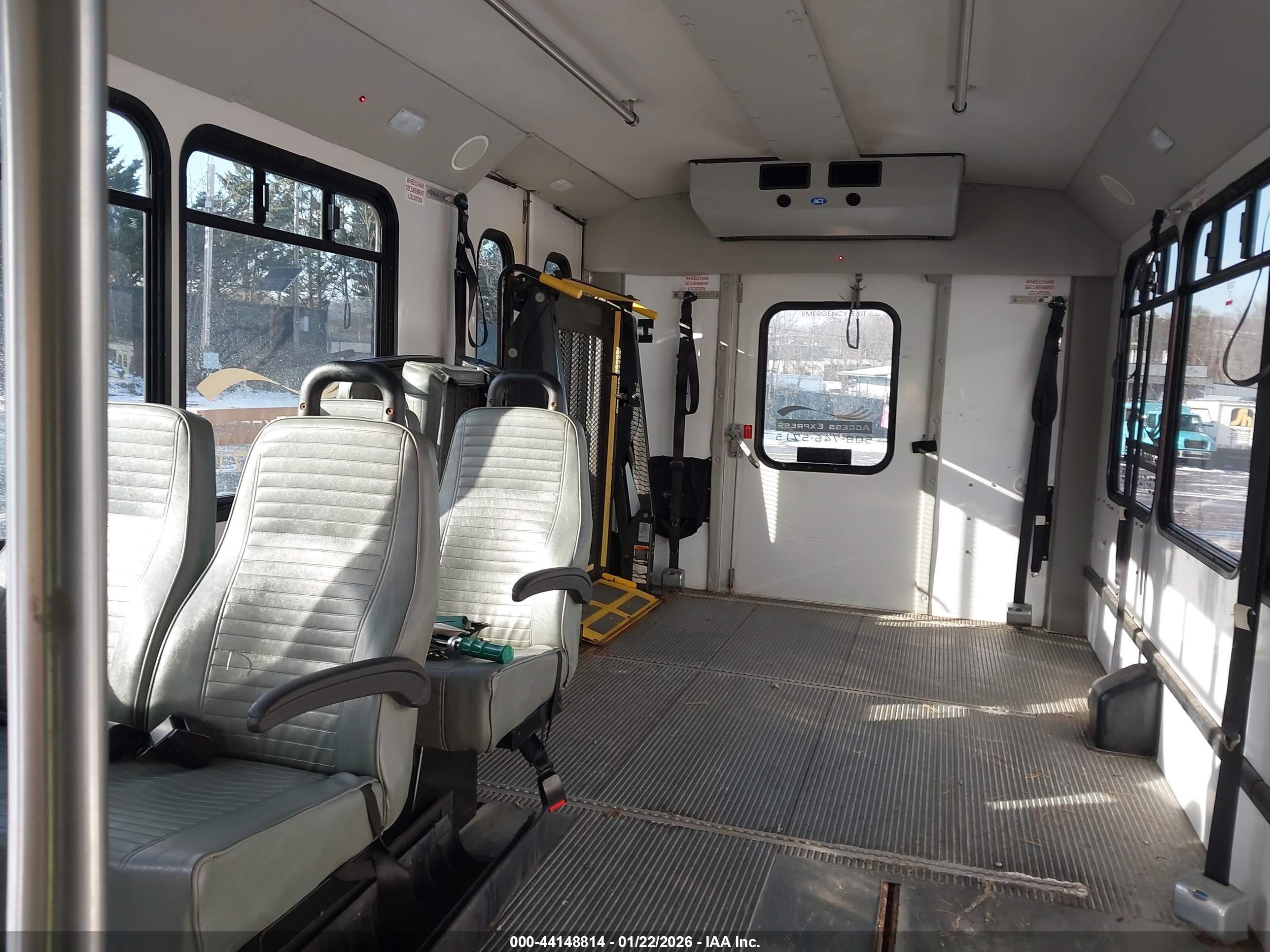 FORD E-350 image 7