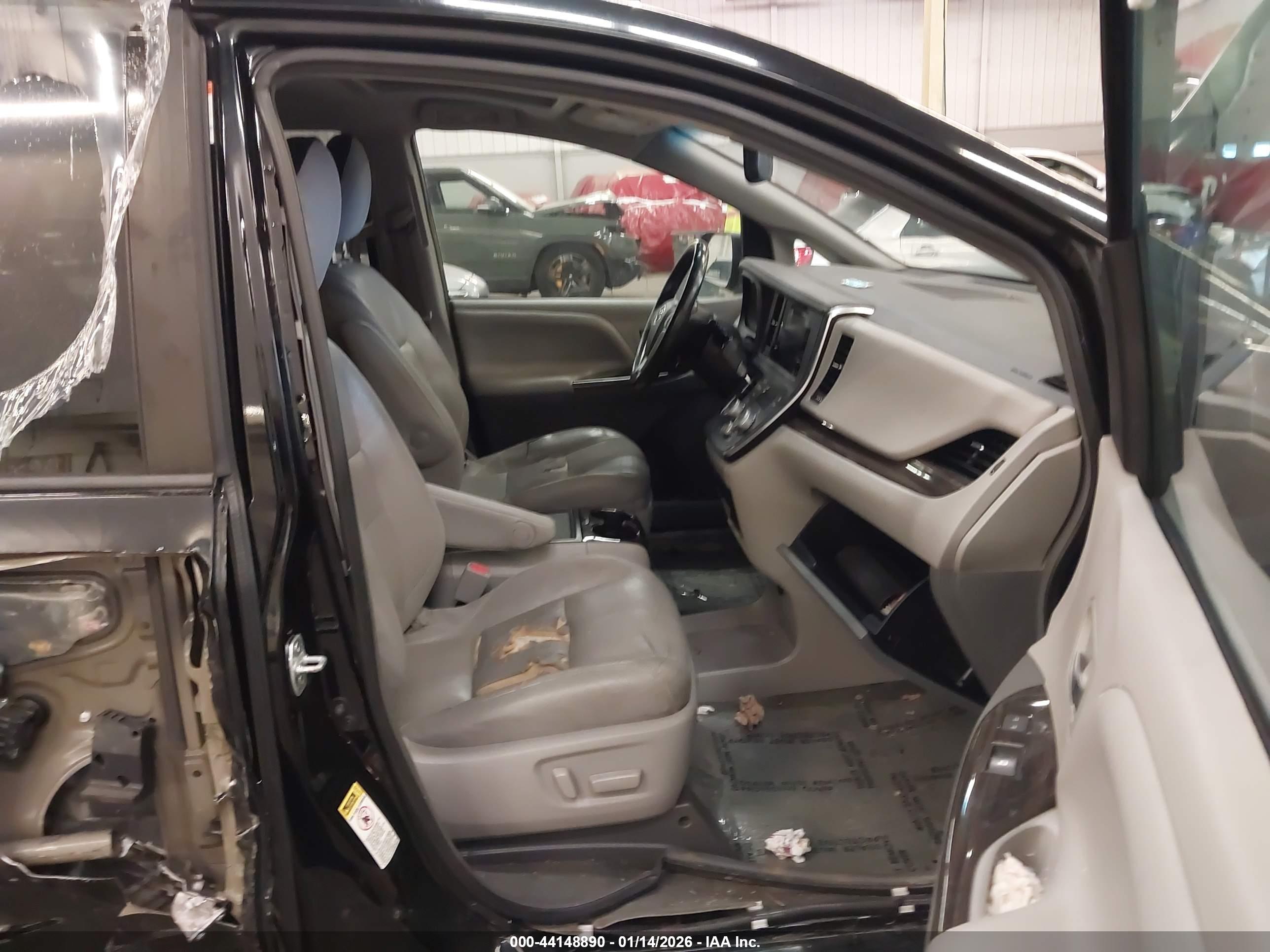 TOYOTA SIENNA image 5