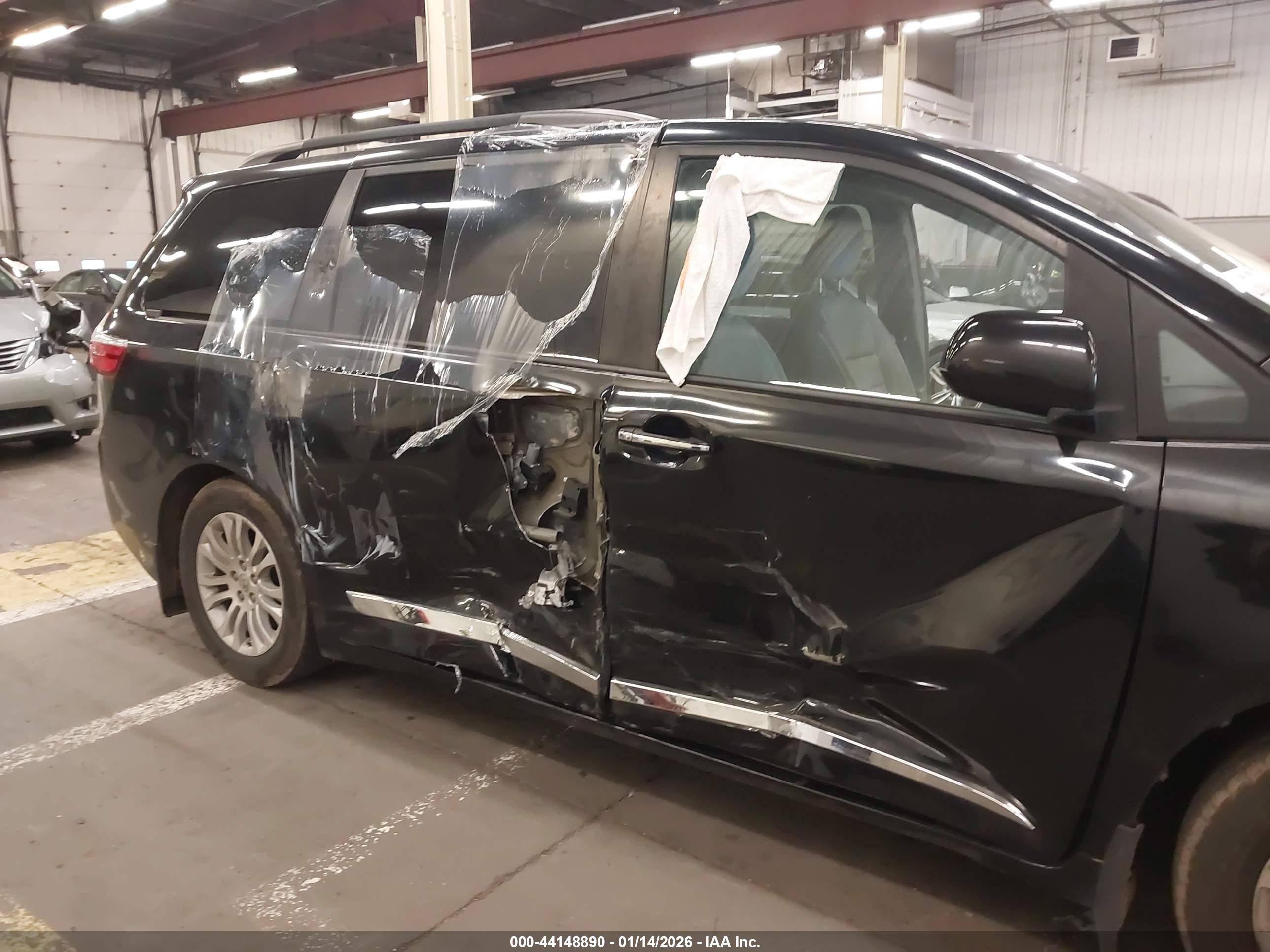 TOYOTA SIENNA image 6