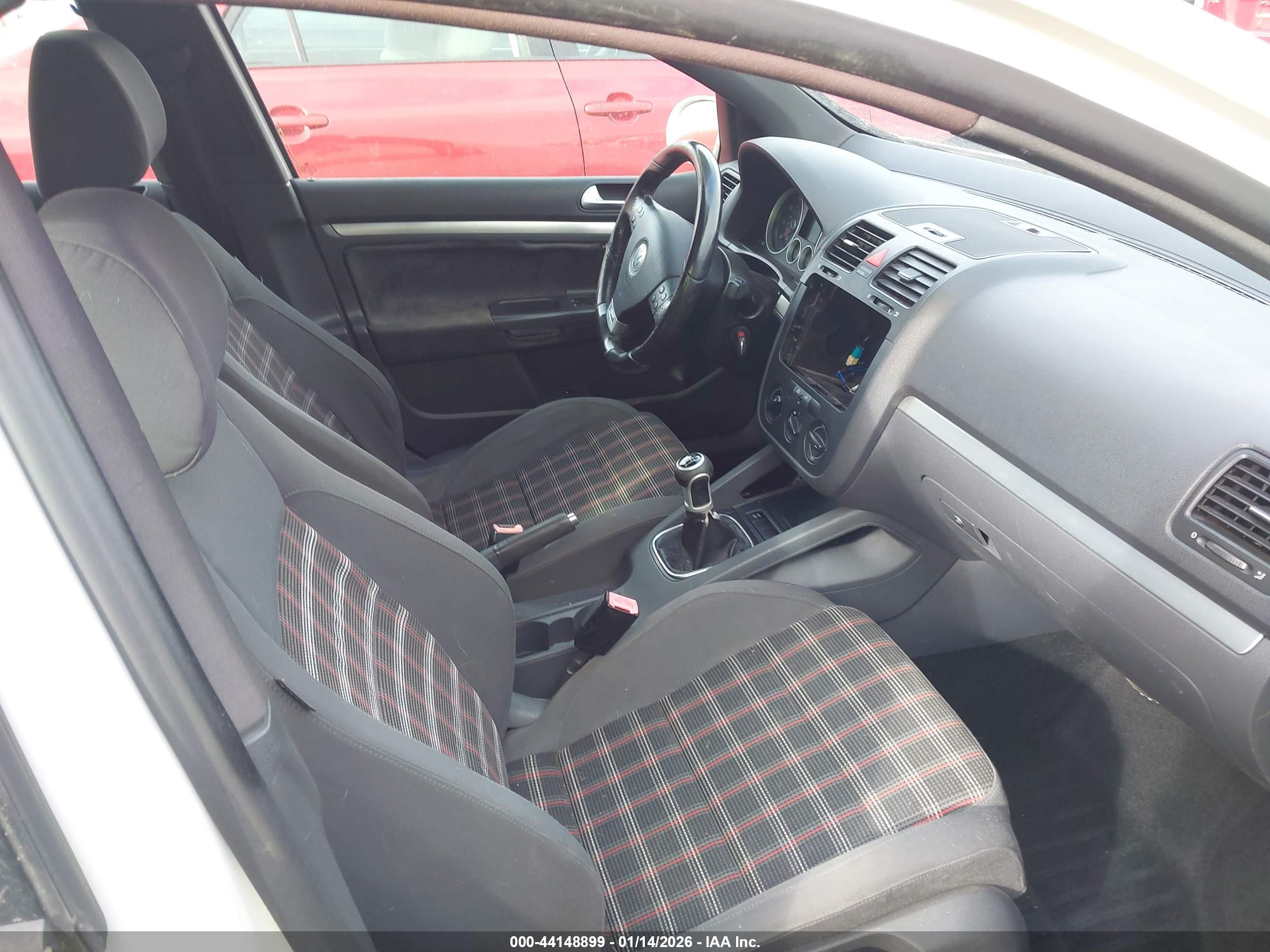 VOLKSWAGEN GTI image 5