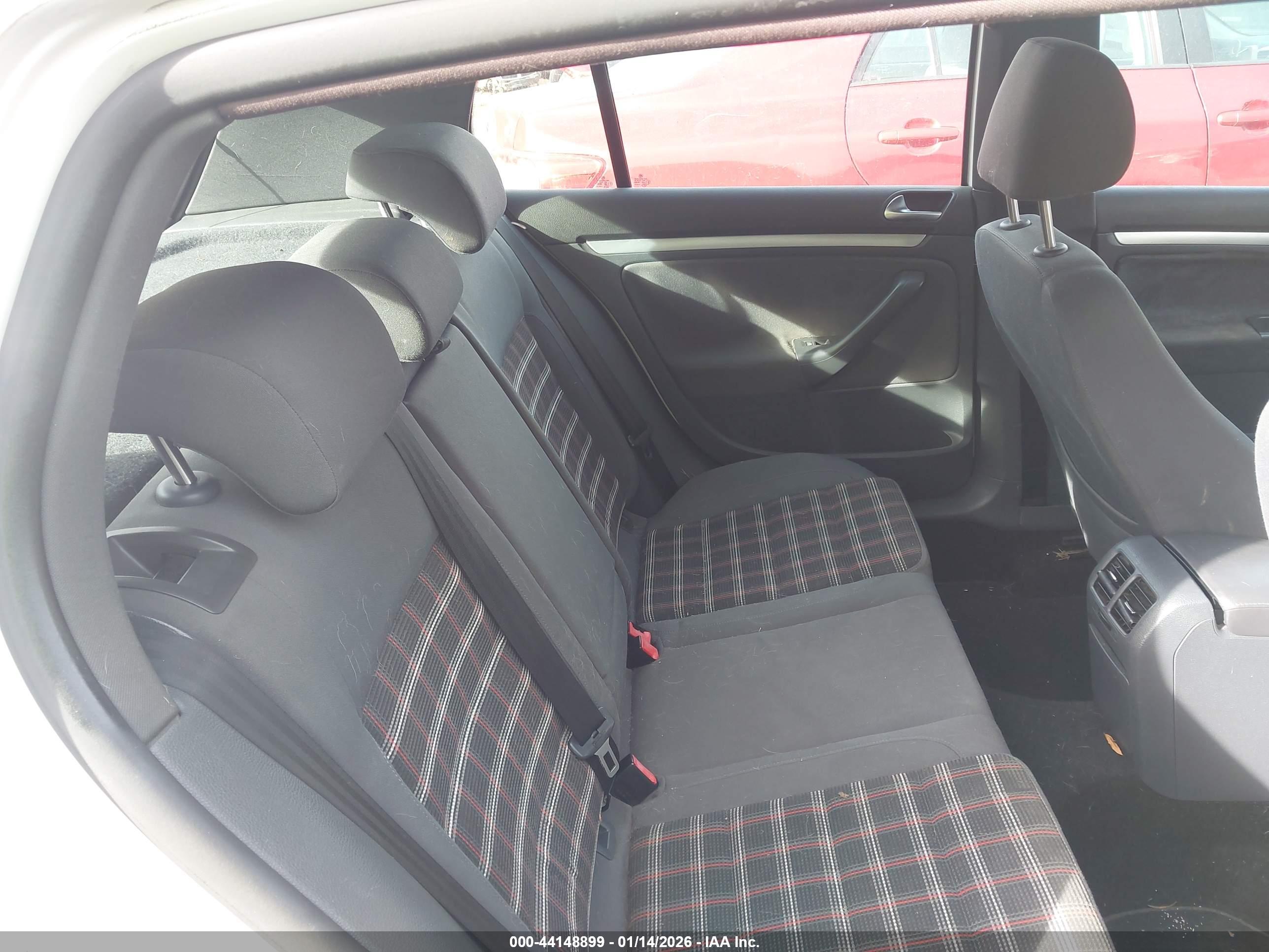 VOLKSWAGEN GTI image 8