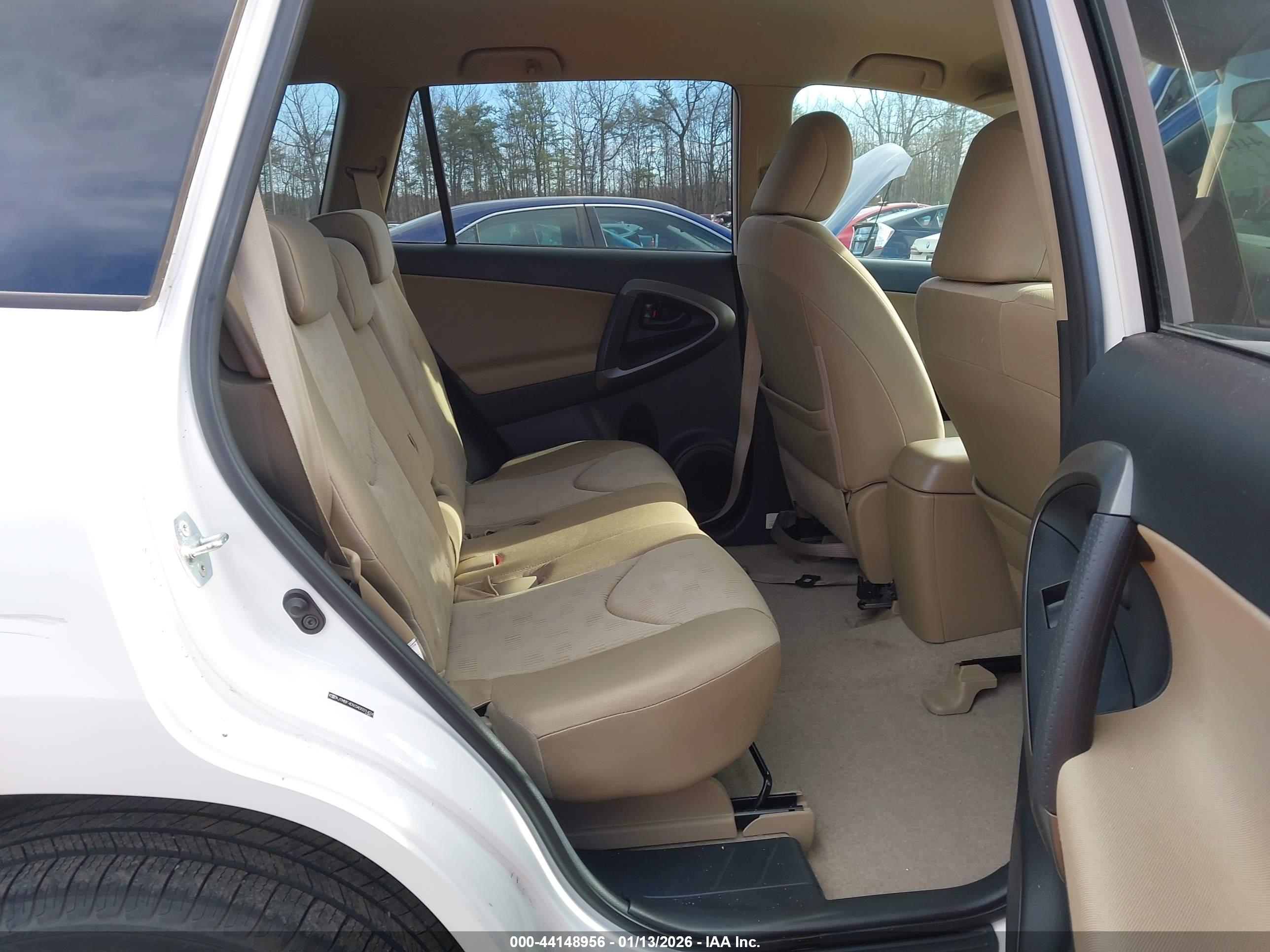 TOYOTA RAV4 image 8